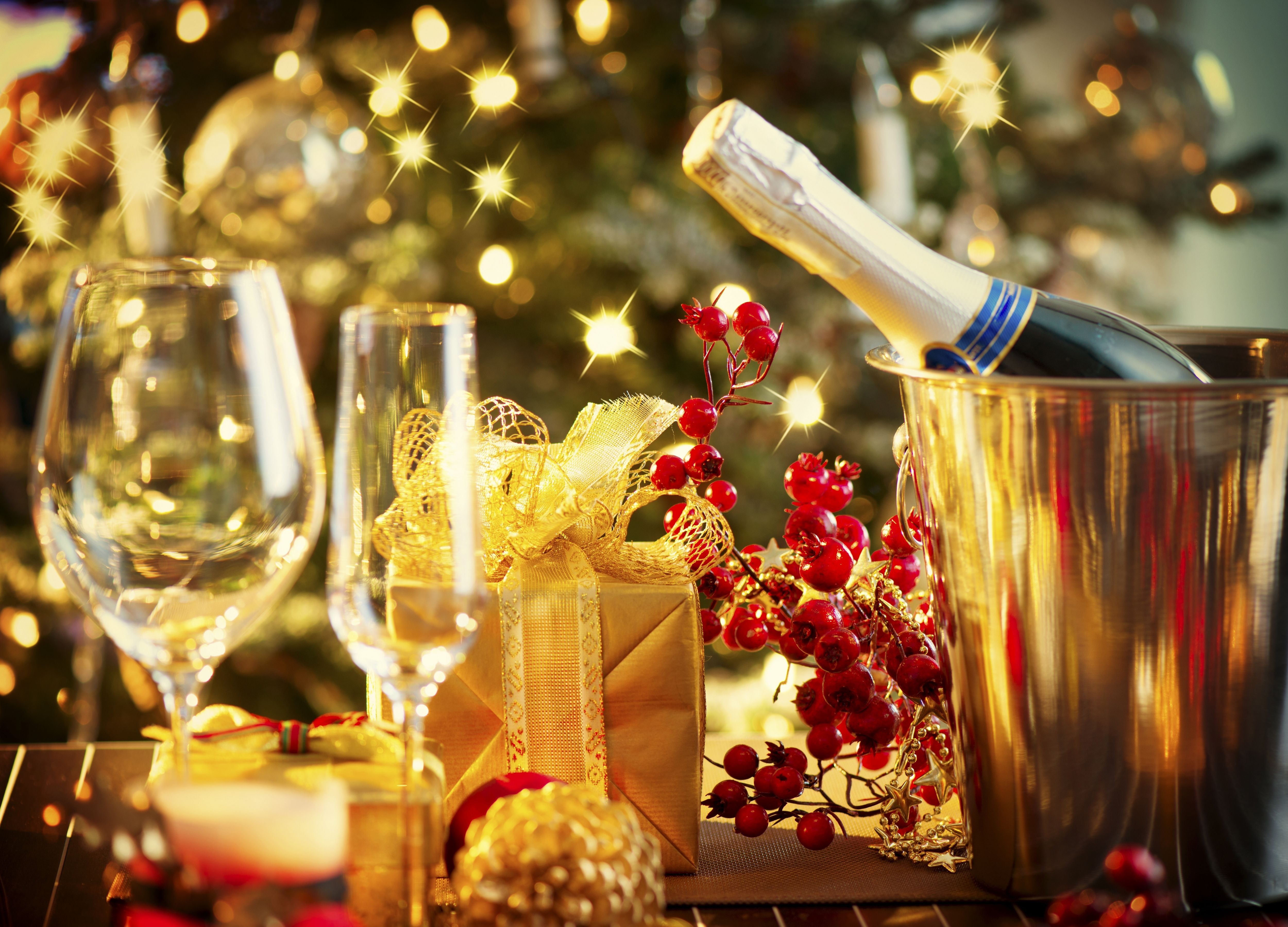 1522537 скачать картинку новый год, шампанское, подарки, праздничные, стекло - обои и заставки бесплатно