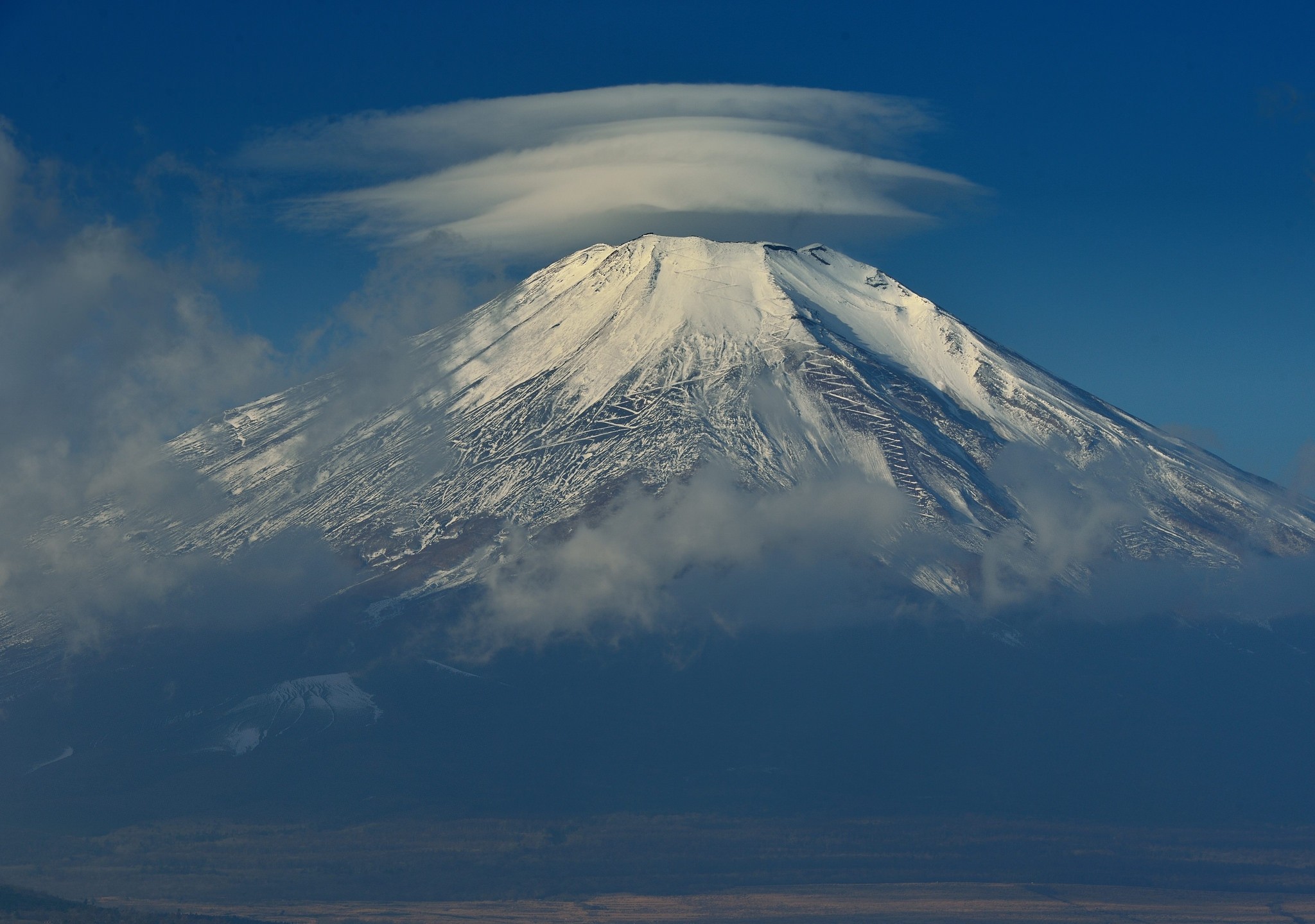 Скачать картинку Вулкан, Гора Фудзи, Япония, Вулканы, Крупный План, Гора, Земля/природа, Облака в телефон бесплатно.