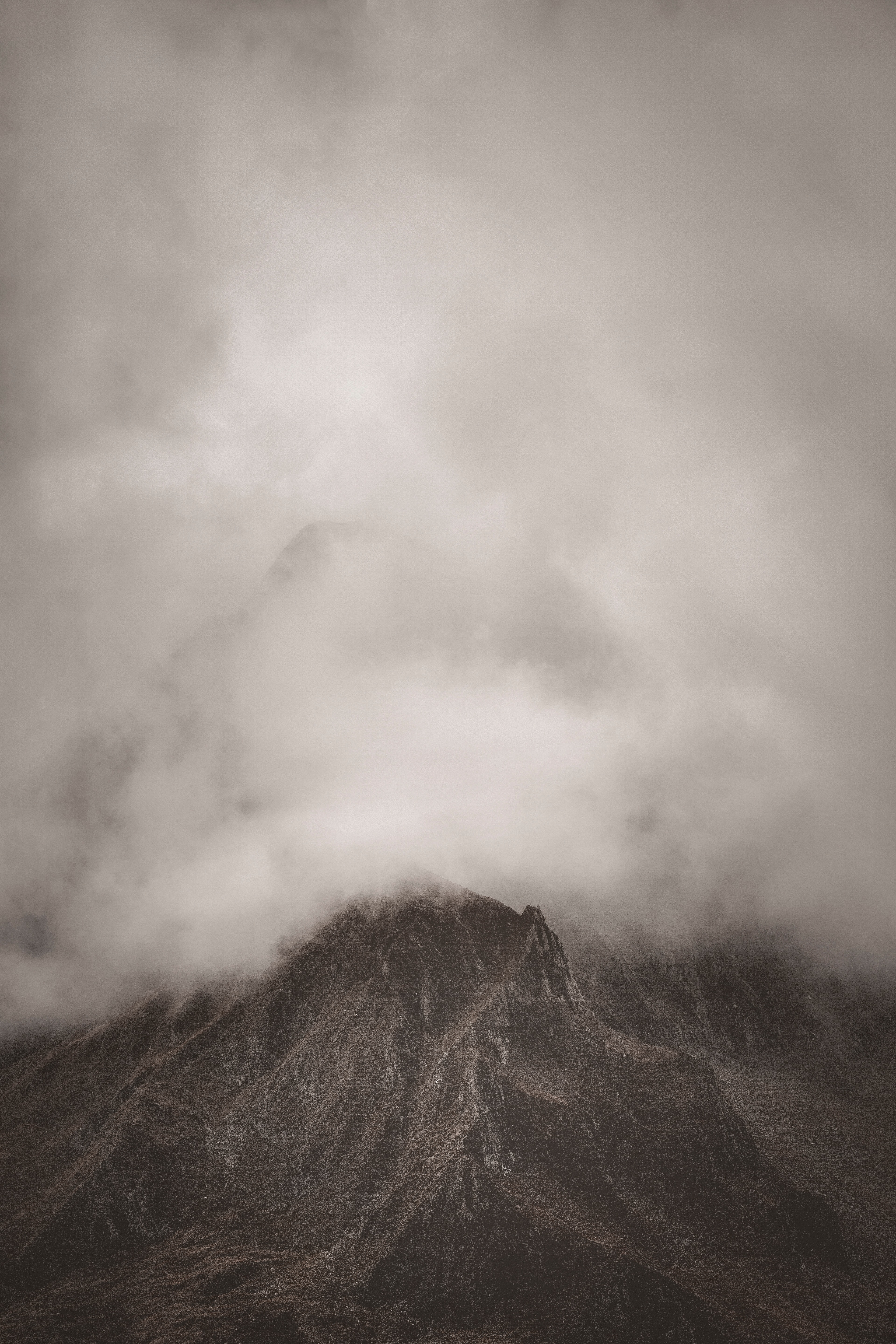 Descarga gratuita de fondo de pantalla para móvil de Naturaleza, Montañas, Niebla, Nubes, Vértice, Arriba.