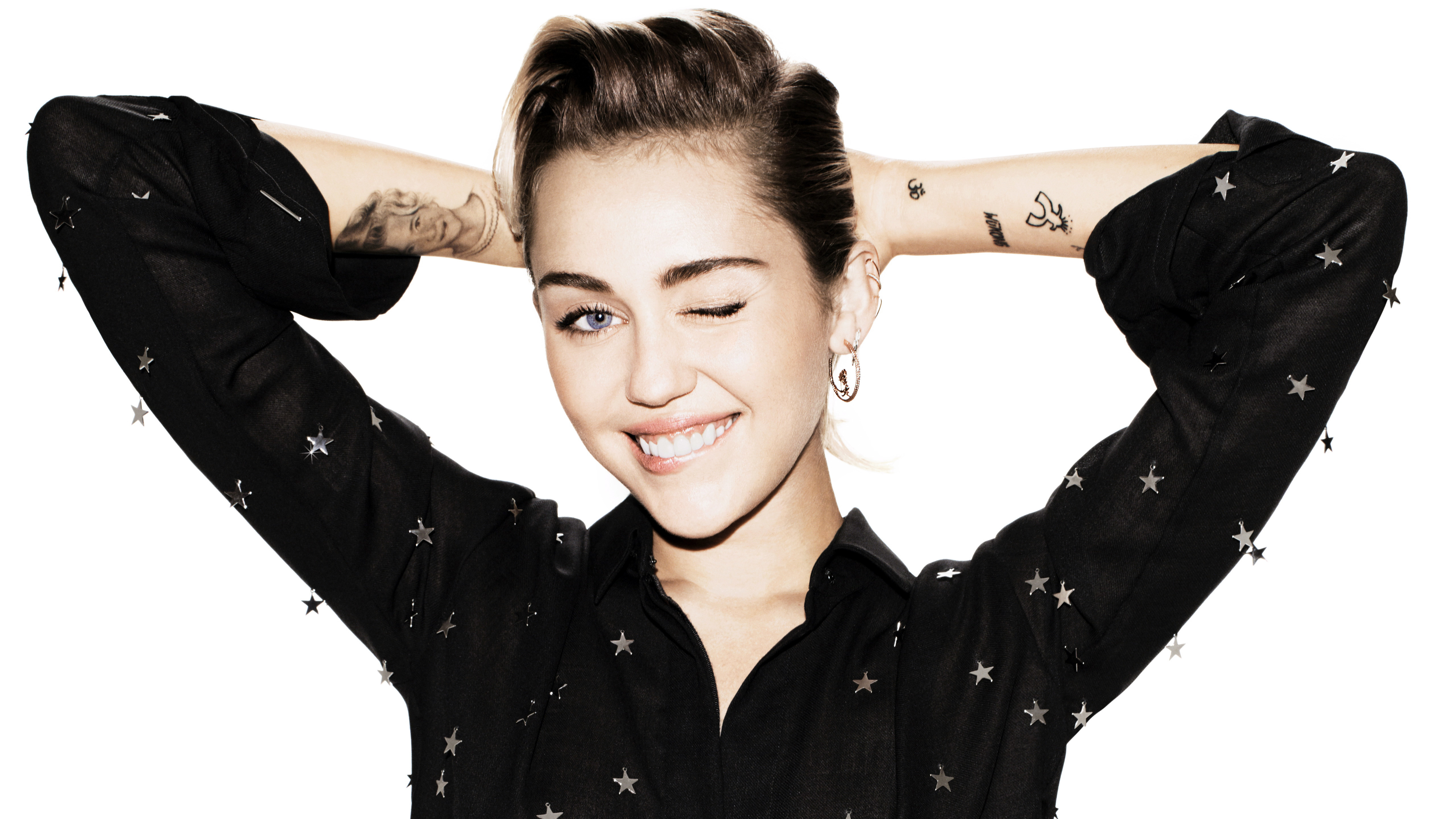 Laden Sie das Musik, Lächeln, Tätowierung, Sänger, Brünette, Blaue Augen, Amerikanisch, Zwinkern, Miley Cyrus, Darstellerin-Bild kostenlos auf Ihren PC-Desktop herunter