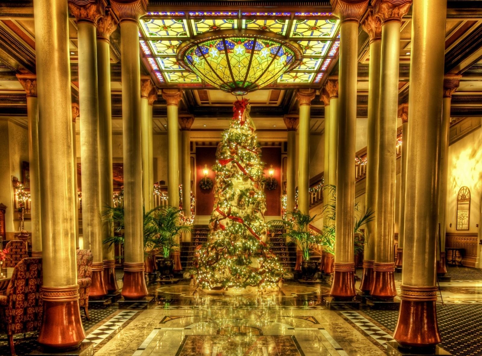 151153 Hintergrundbild herunterladen dekoration, feiertage, weihnachtsbaum, garland, säulen, girlanden, spalte, halle - Bildschirmschoner und Bilder kostenlos