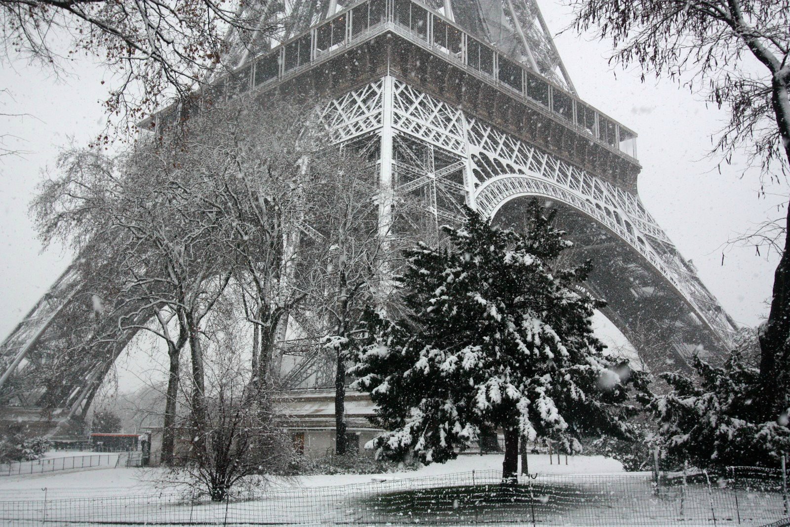 Скачать картинку Зима, Снег, Париж, Эйфелева Башня, Черно Белый, Фотографии в телефон бесплатно.