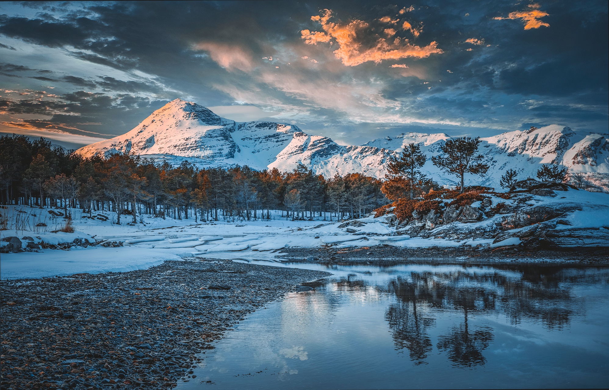 Скачать обои бесплатно Зима, Природа, Вода, Снег, Гора, Норвегия, Земля/природа картинка на рабочий стол ПК