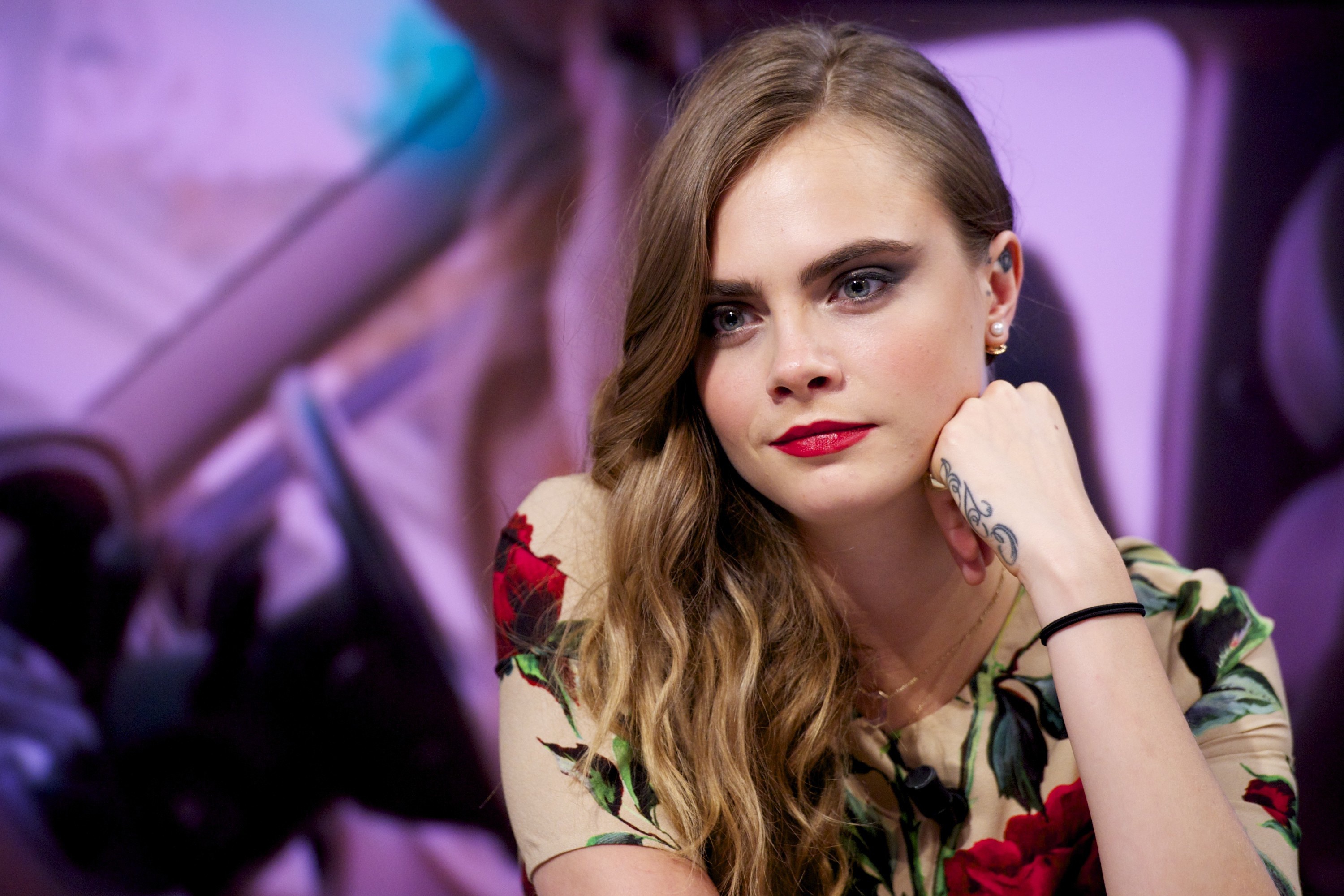 Laden Sie das Tätowierung, Modell, Blaue Augen, Blondinen, Berühmtheiten, Darstellerin, Lippenstift, Cara Delevingne-Bild kostenlos auf Ihren PC-Desktop herunter