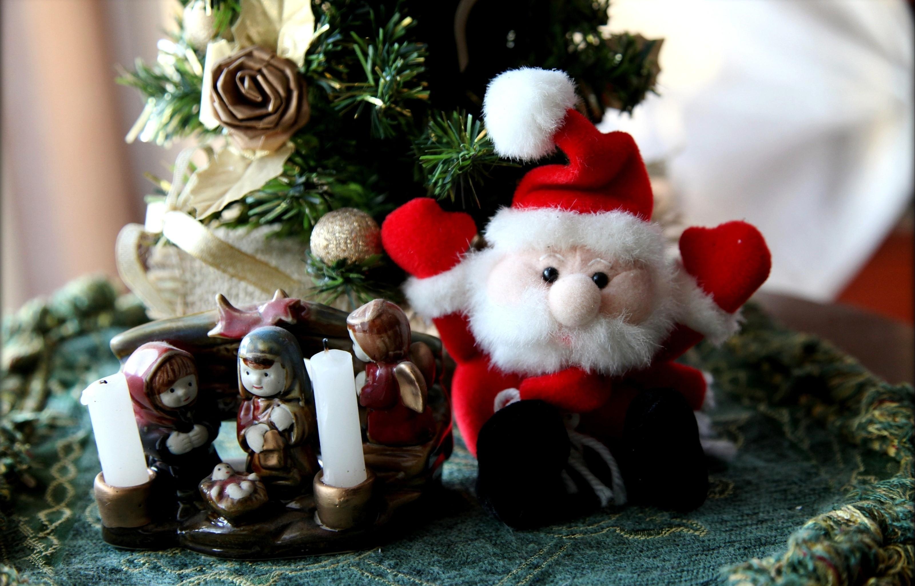 76413 Hintergrundbild herunterladen feiertage, weihnachtsmann, spielzeug, kerzen, weihnachtsbaum, stand - Bildschirmschoner und Bilder kostenlos