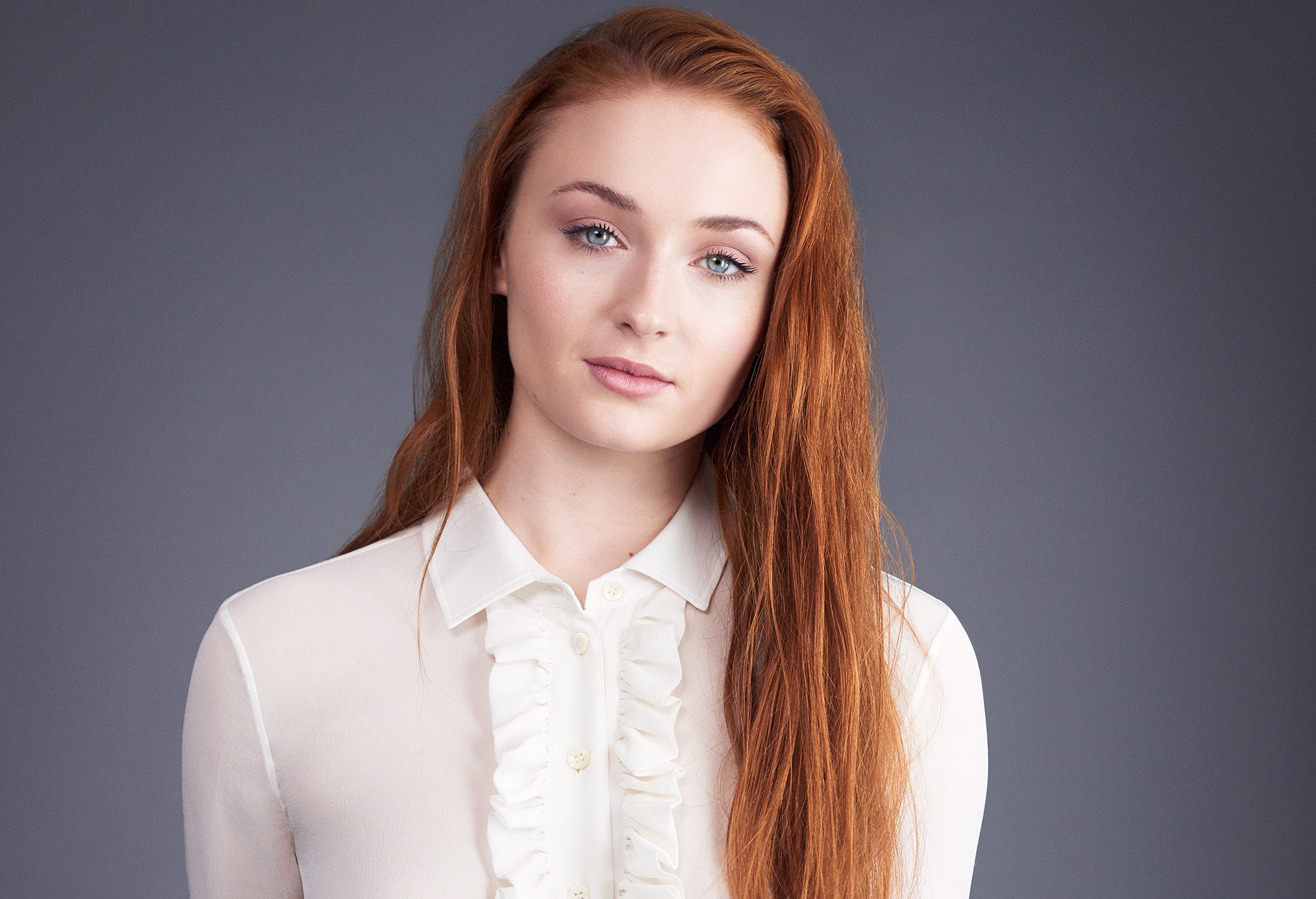 Handy-Wallpaper Rothaarige, Englisch, Blaue Augen, Berühmtheiten, Lange Haare, Darstellerin, Sophie Turner kostenlos herunterladen.