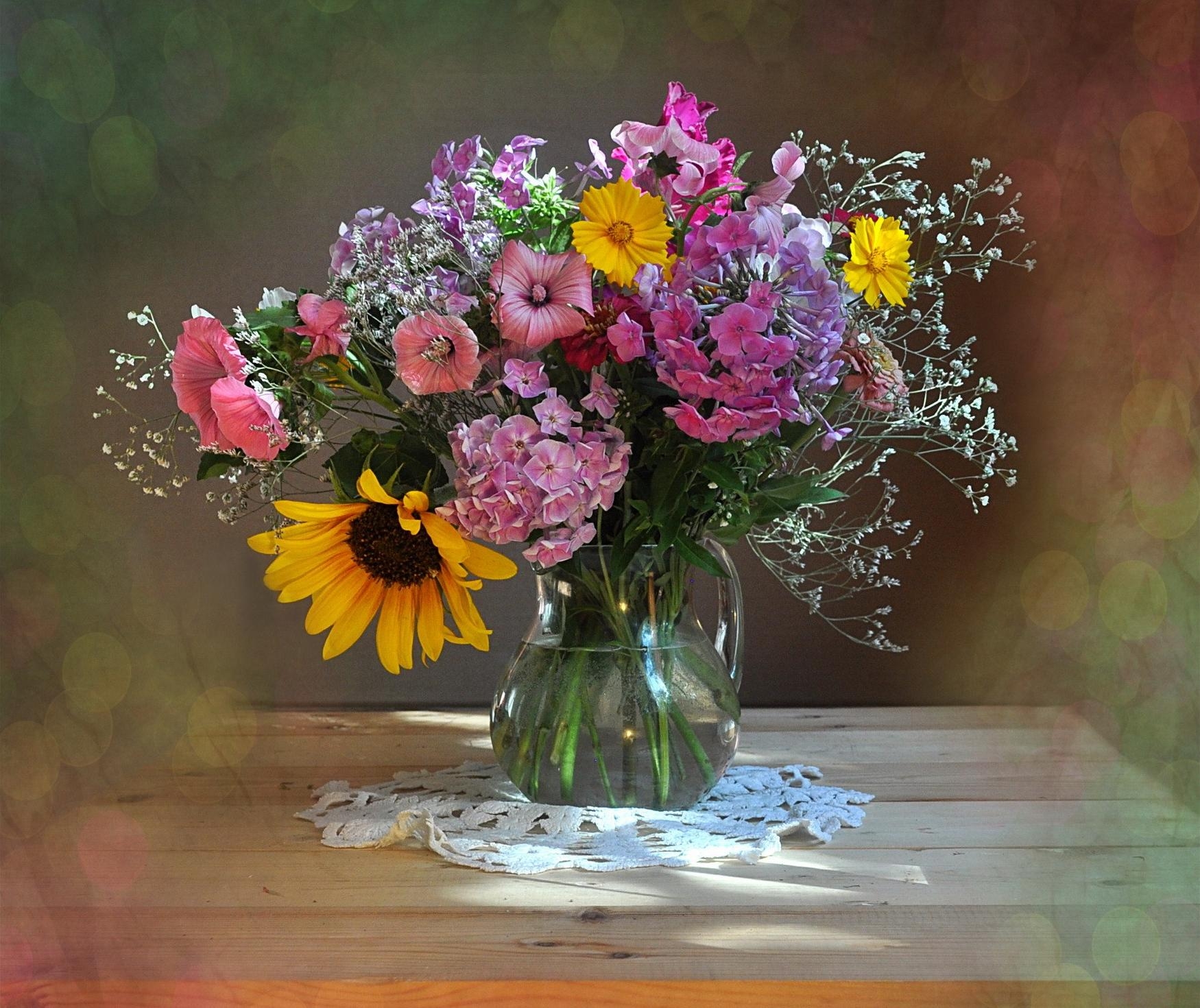 109501 скачать картинку гипсофил, букет, кувшин, цветы, подсолнух, салфетка, петуния - обои и заставки бесплатно