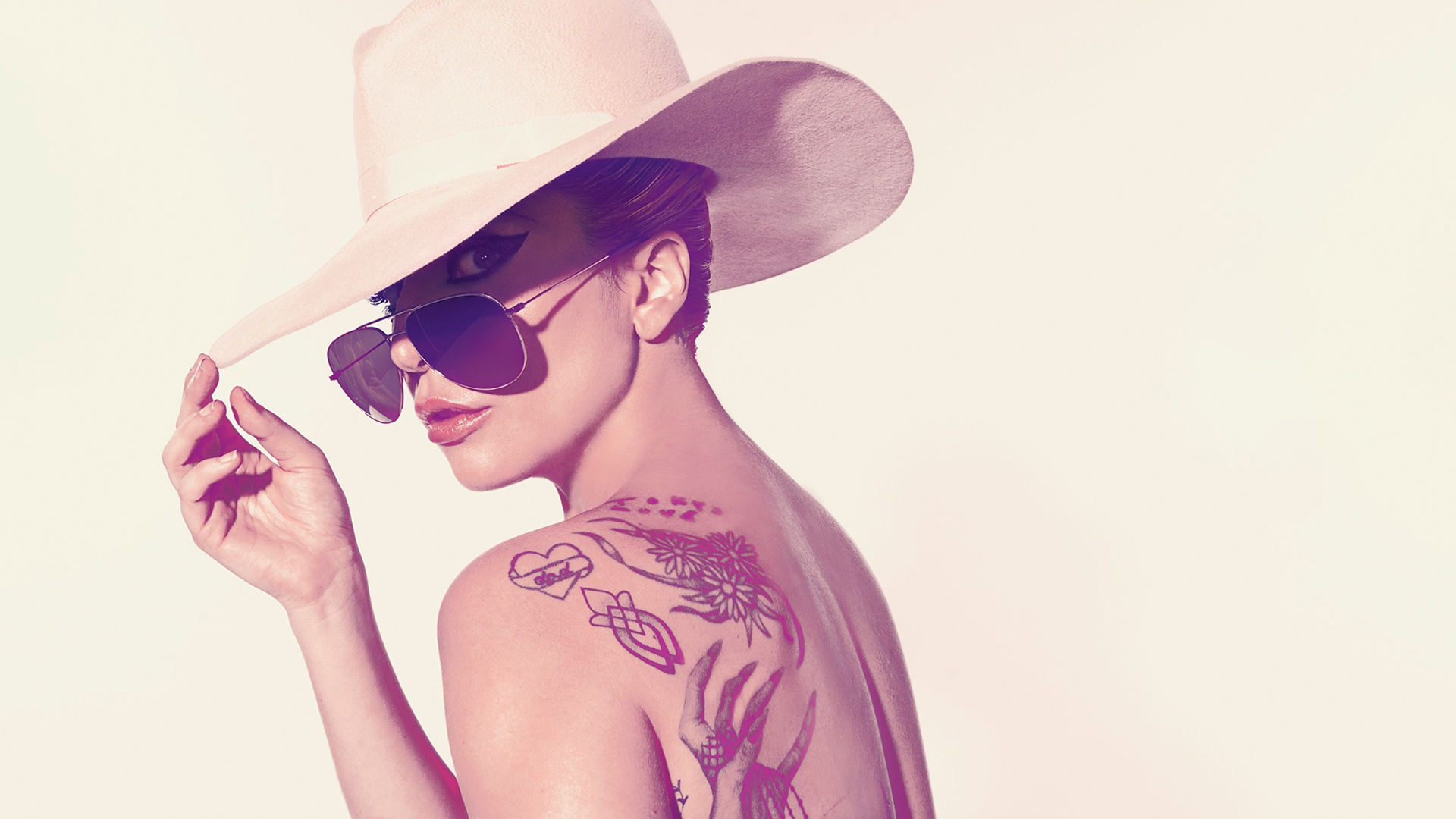 Laden Sie das Musik, Tätowierung, Sänger, Hut, Sonnenbrille, Amerikanisch, Lady Gaga-Bild kostenlos auf Ihren PC-Desktop herunter