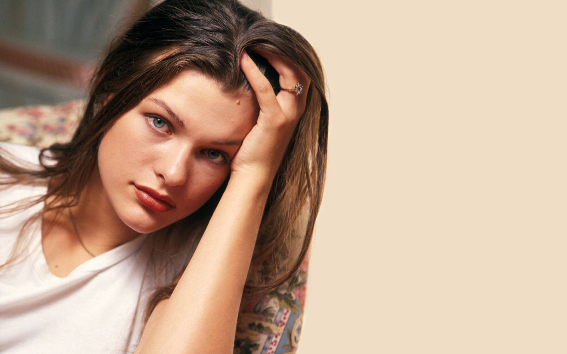 Handy-Wallpaper Milla Jovovich, Russisch, Modell, Berühmtheiten, Darstellerin kostenlos herunterladen.