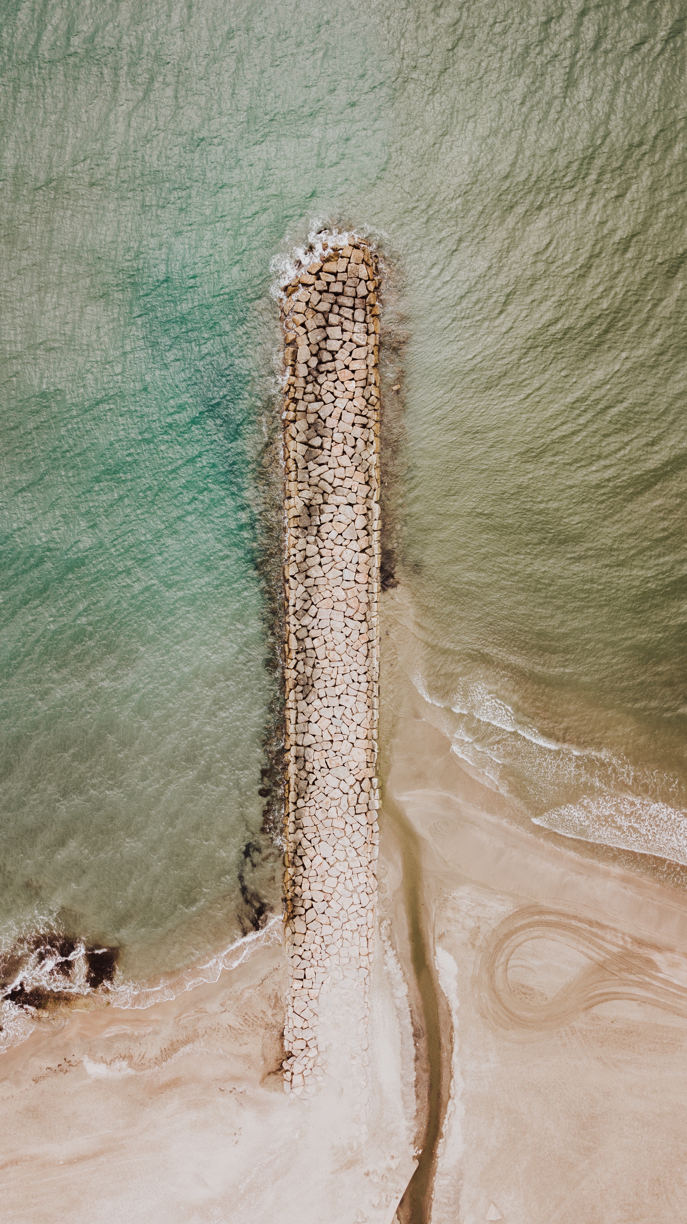 120502 скачать картинку природа, камни, море, пляж, песок, вид сверху, волнорез, волнолом - обои и заставки бесплатно