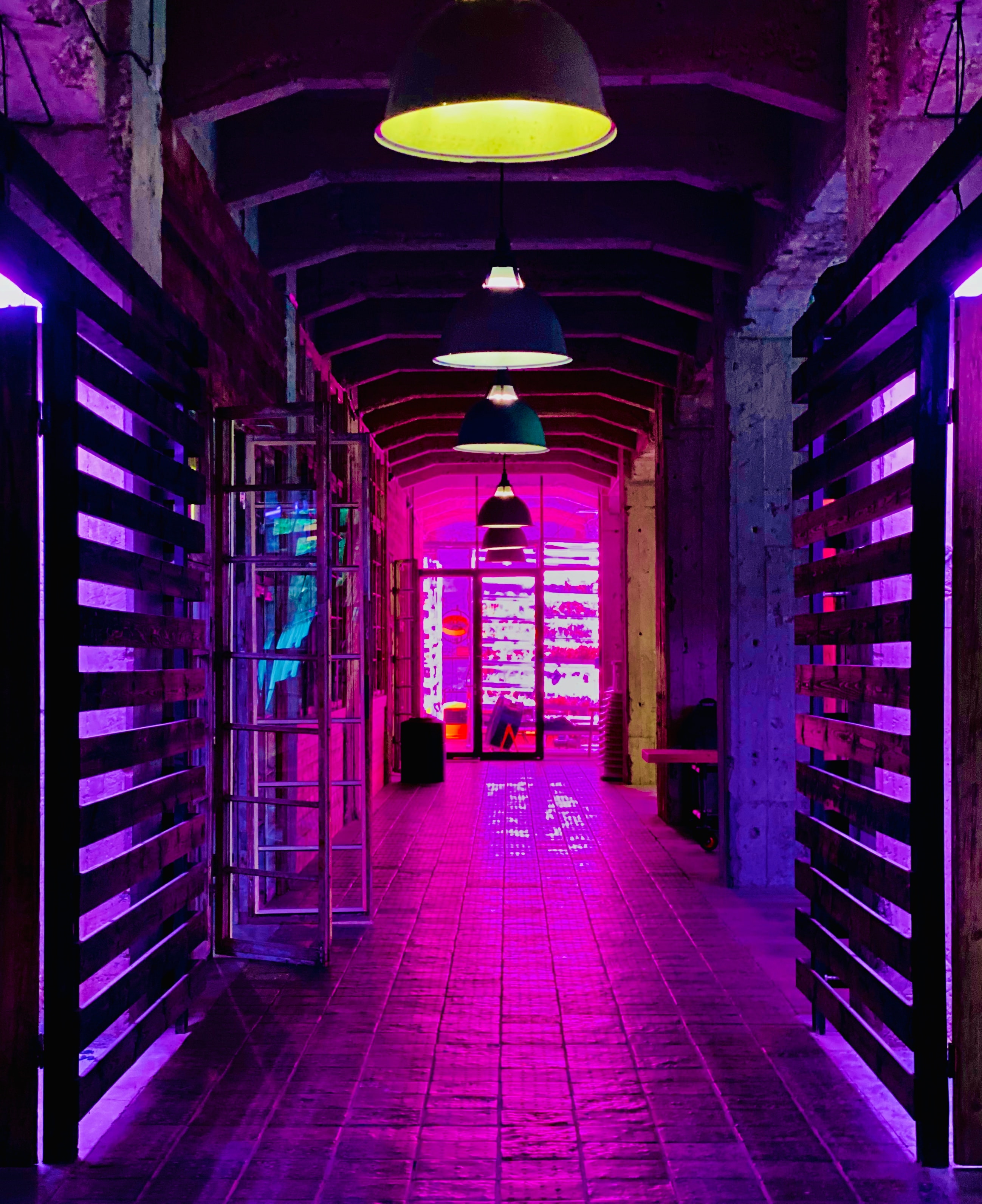 112322 baixar papel de parede violeta, brilho, brilhar, miscelânea, variado, néon, lâmpada, premissas, quarto, roxo, lâmpadas - protetores de tela e imagens gratuitamente