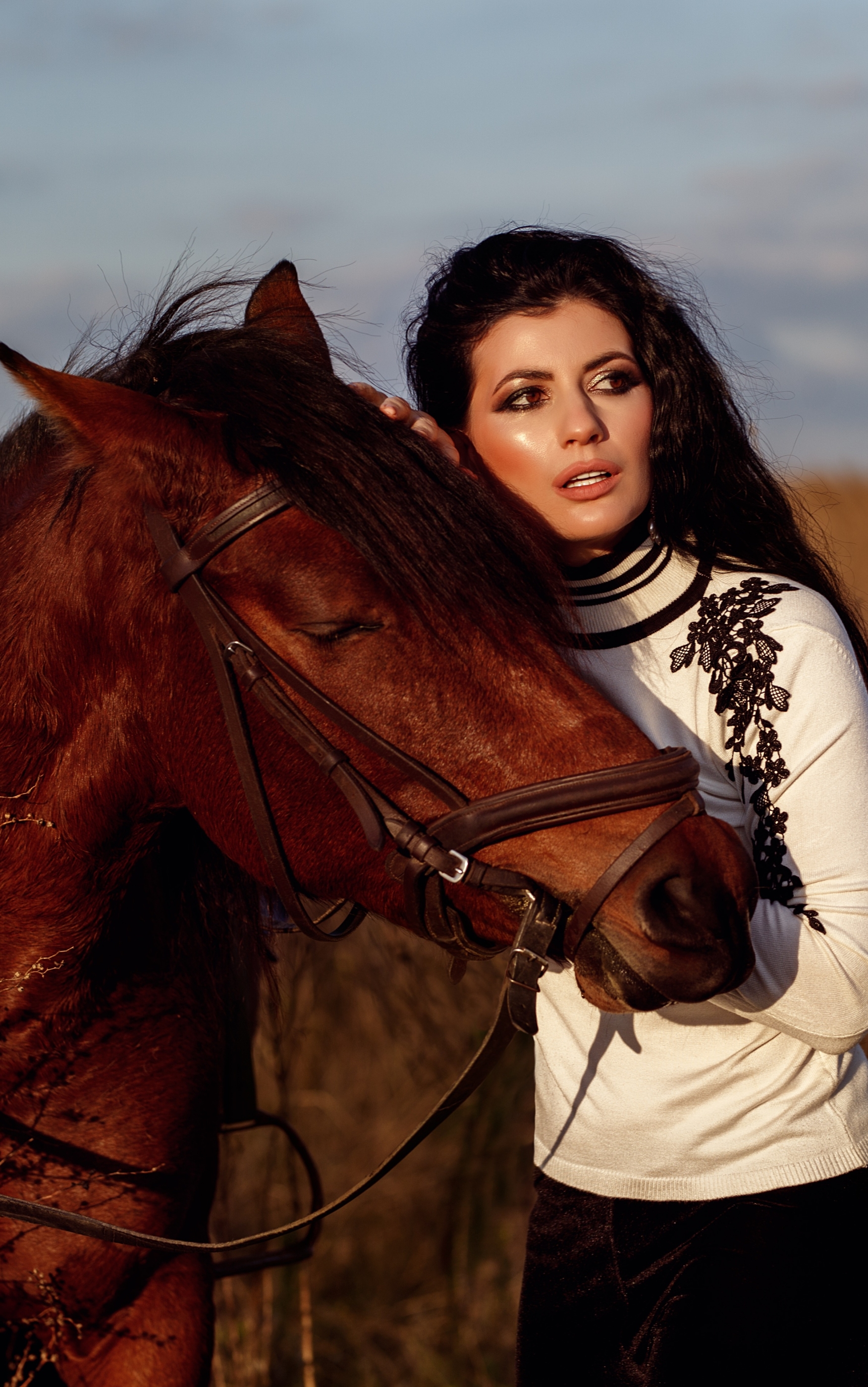 Handy-Wallpaper Pferd, Modell, Frauen, Hauspferd, Schwarzes Haar kostenlos herunterladen.