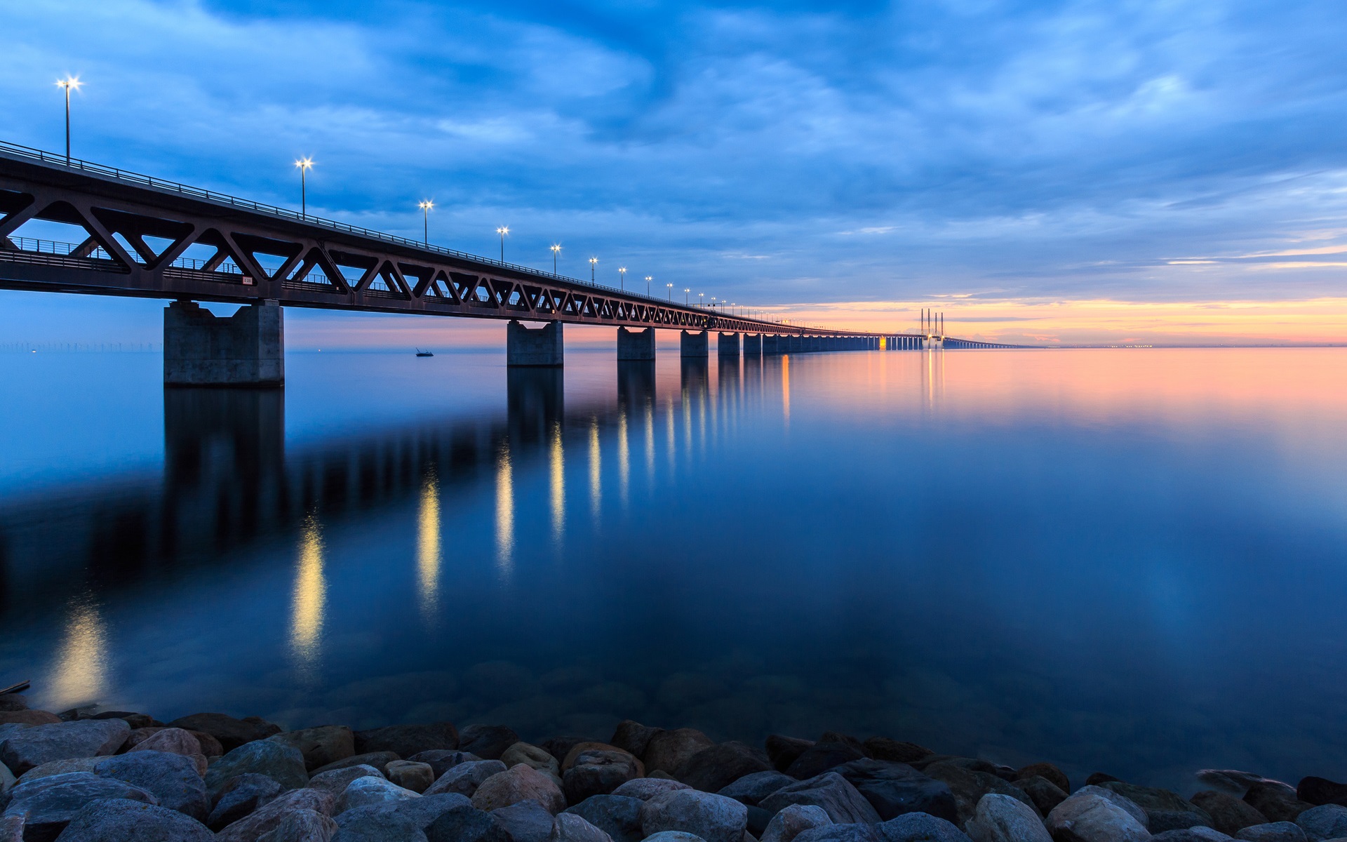 382621 descargar fondo de pantalla suecia, hecho por el hombre, puente, azul, horizonte, océano, cielo, puentes: protectores de pantalla e imágenes gratis