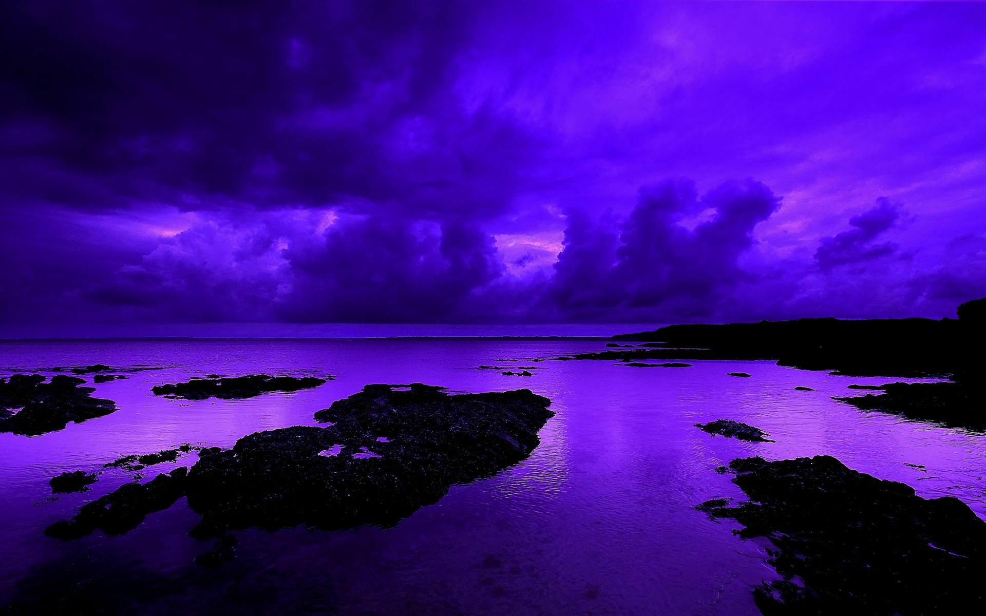 Скачать картинку Облака, Пляж, Океан, Пурпурный, Земля/природа, Закат Солнца в телефон бесплатно.
