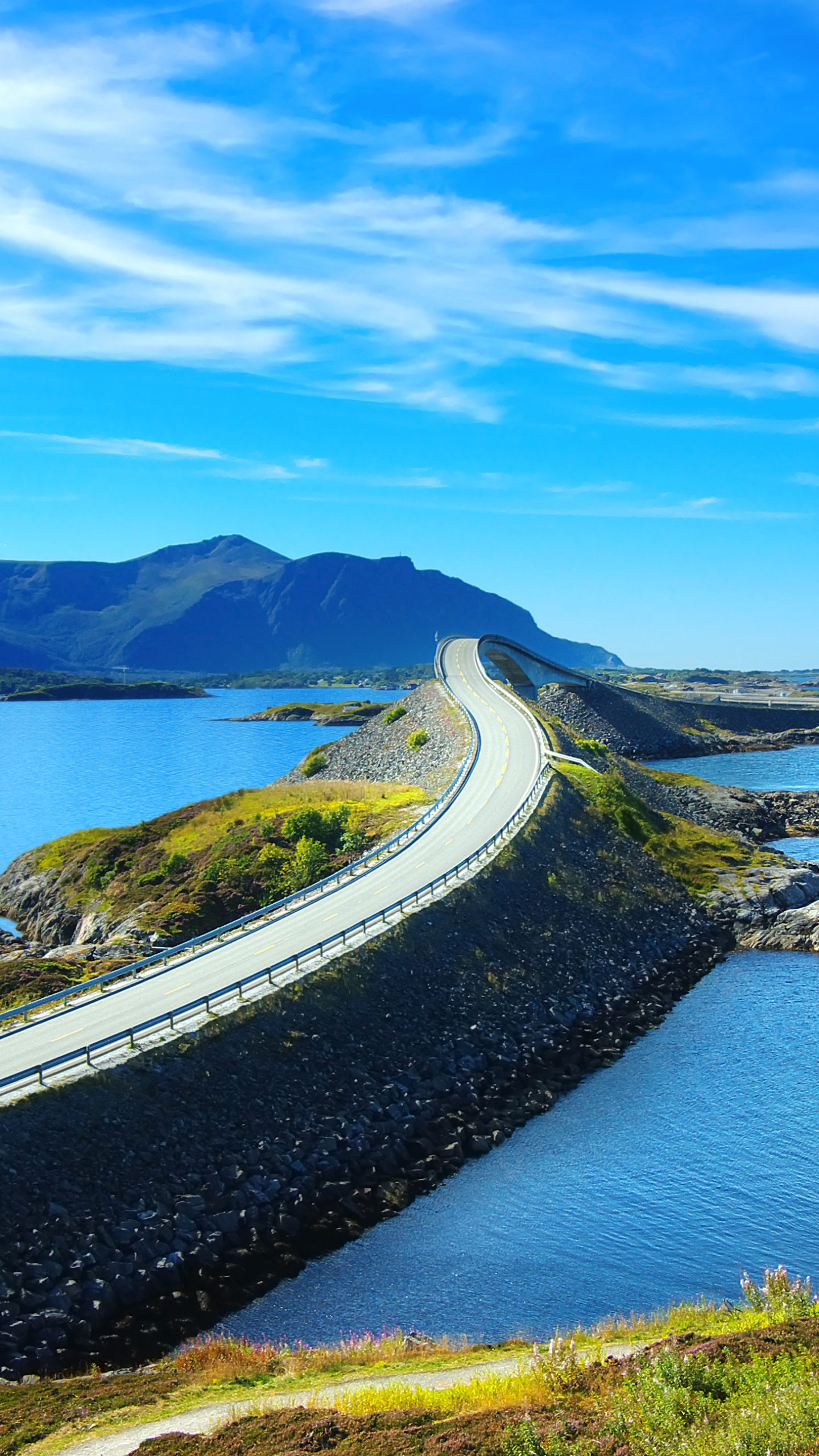 Скачати мобільні шпалери Пейзаж, Гора, Дорога, Океан, Міст, Норвегія, Створено Людиною безкоштовно.