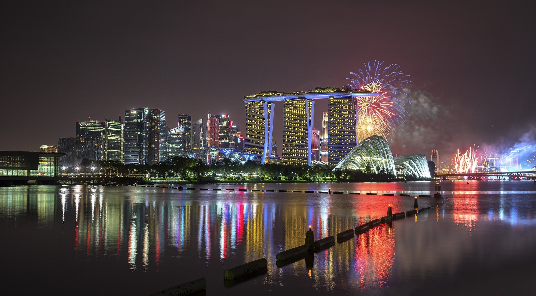 Descarga gratis la imagen Ciudades, Noche, Ciudad, Rascacielos, Edificio, Singapur, Hecho Por El Hombre, Marina Bay Sands en el escritorio de tu PC
