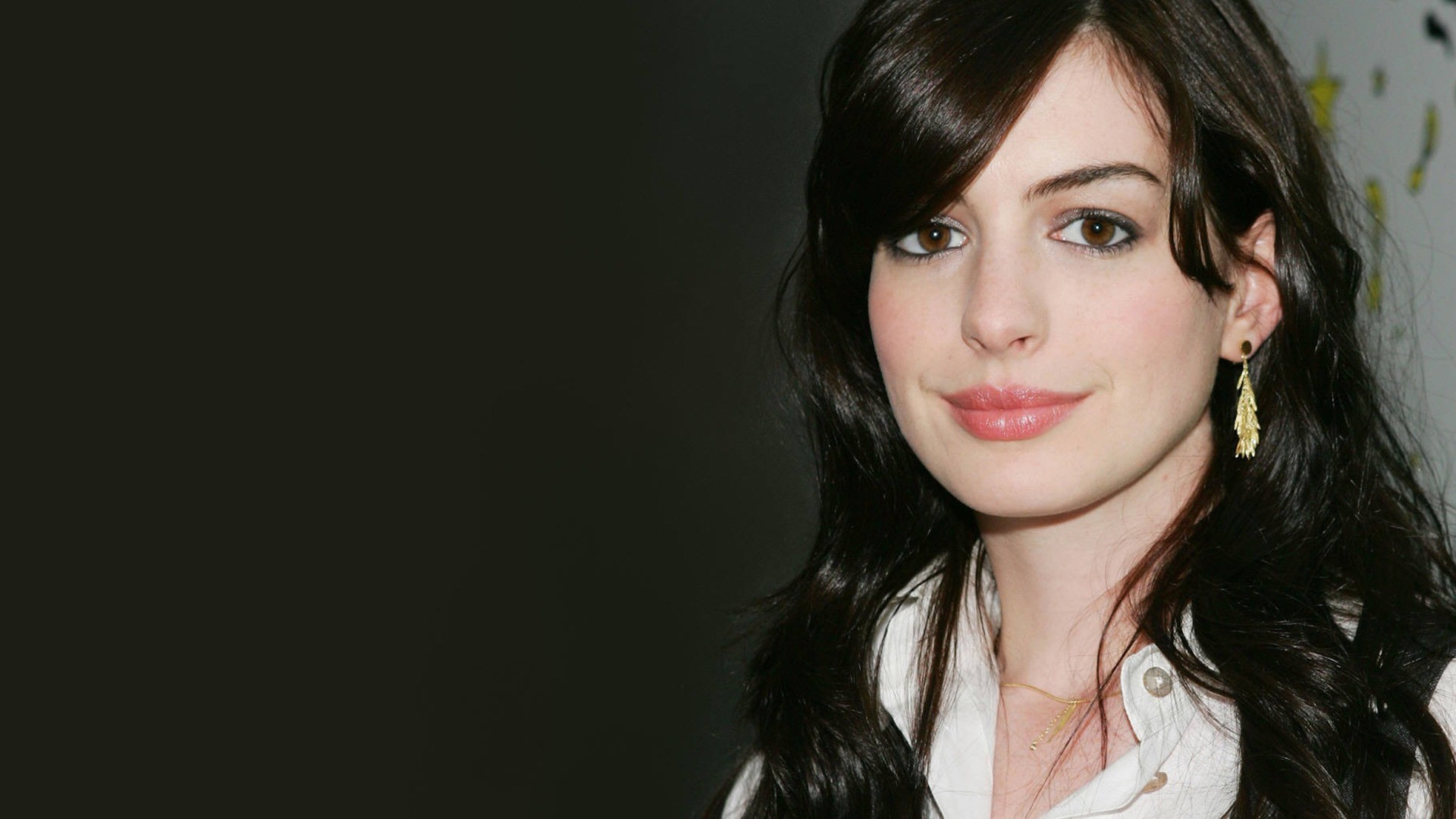 Descarga gratuita de fondo de pantalla para móvil de Anne Hathaway, Cara, Aretes, Celebridades.