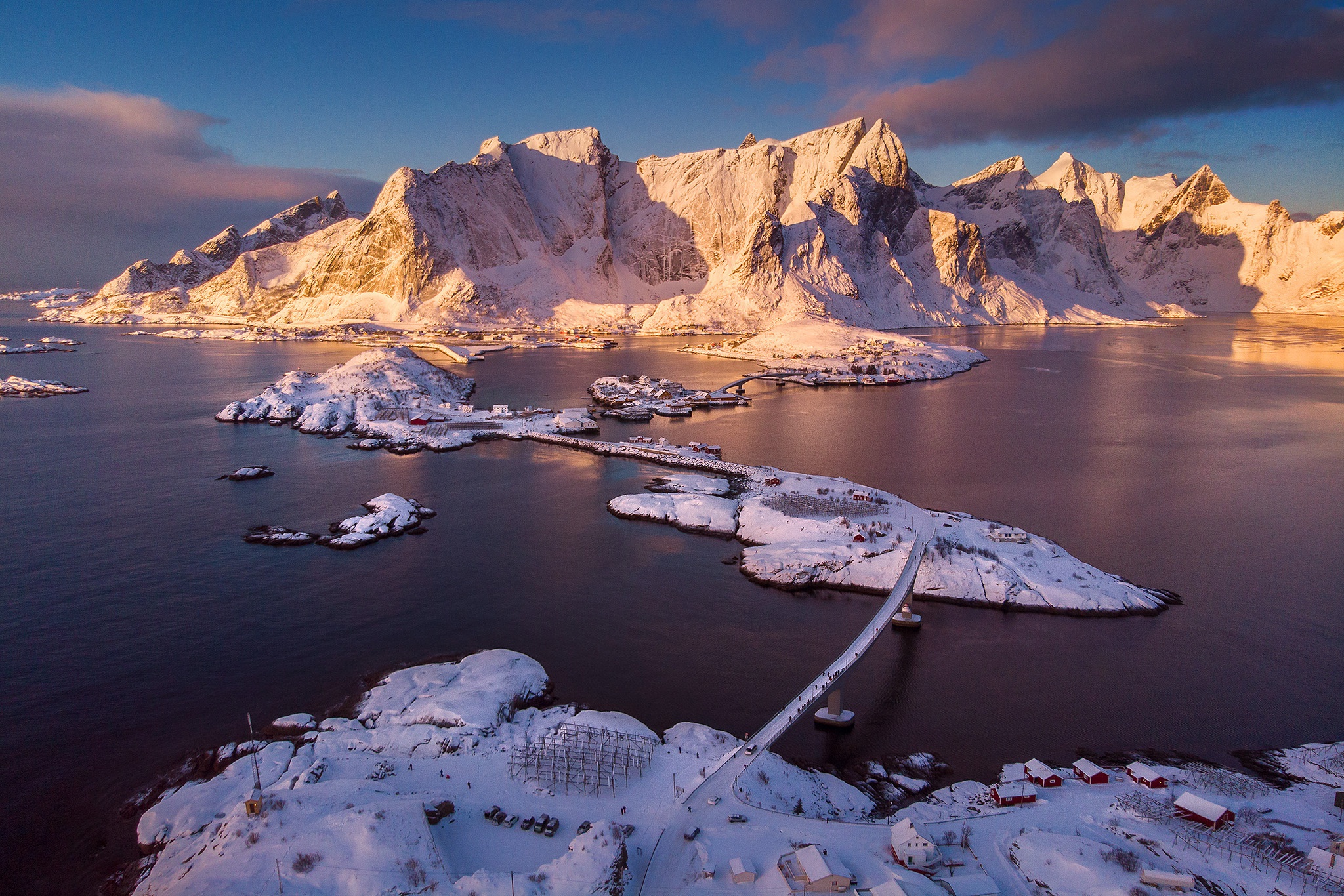 Laden Sie das Winter, Schnee, Haus, Gebirge, Norwegen, Fotografie, Lofoten, Lofoten Inseln, Reine-Bild kostenlos auf Ihren PC-Desktop herunter