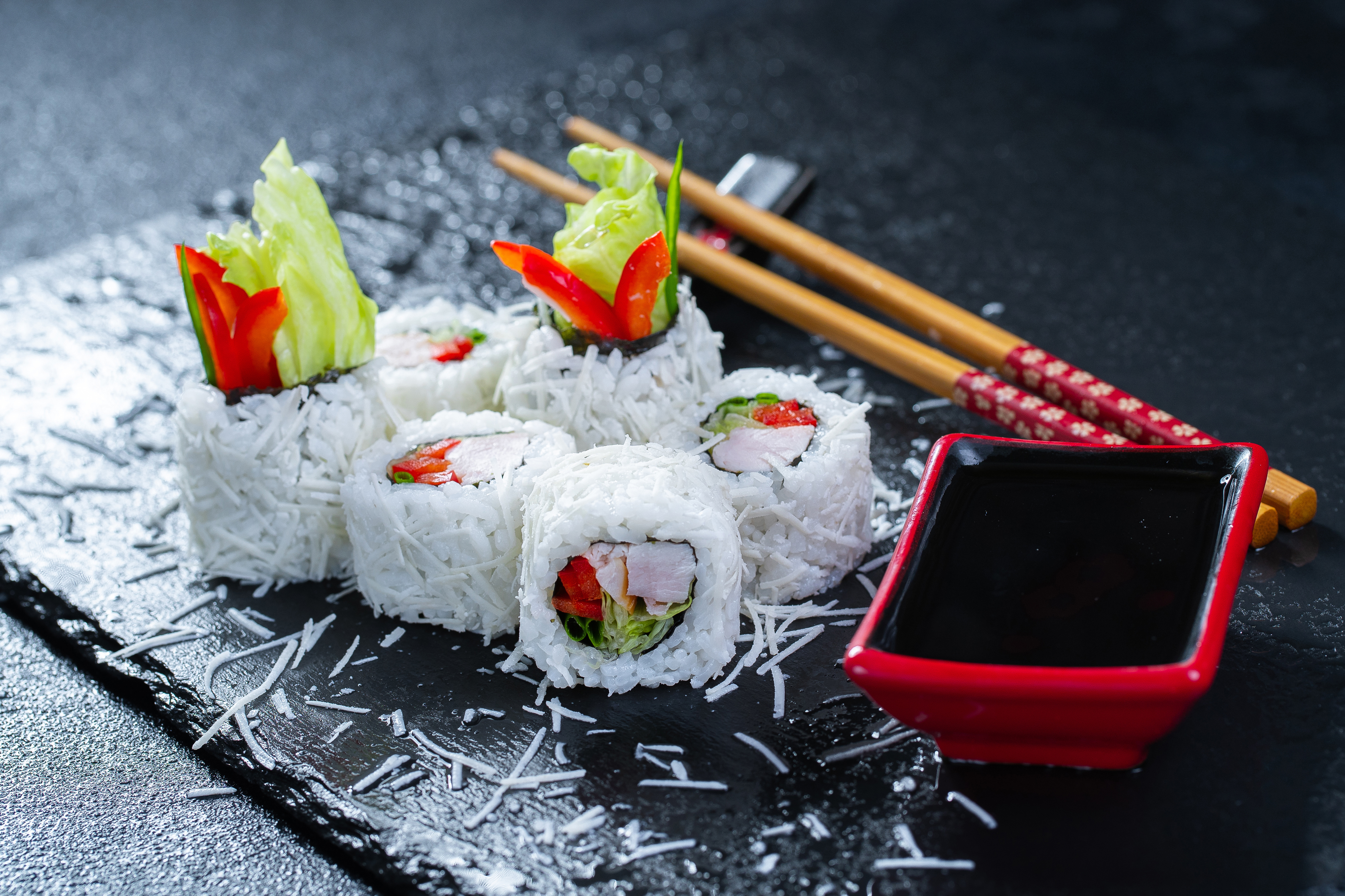 Laden Sie das Sushi, Meeresfrüchte, Nahrungsmittel, Stillleben, Essstäbchen-Bild kostenlos auf Ihren PC-Desktop herunter