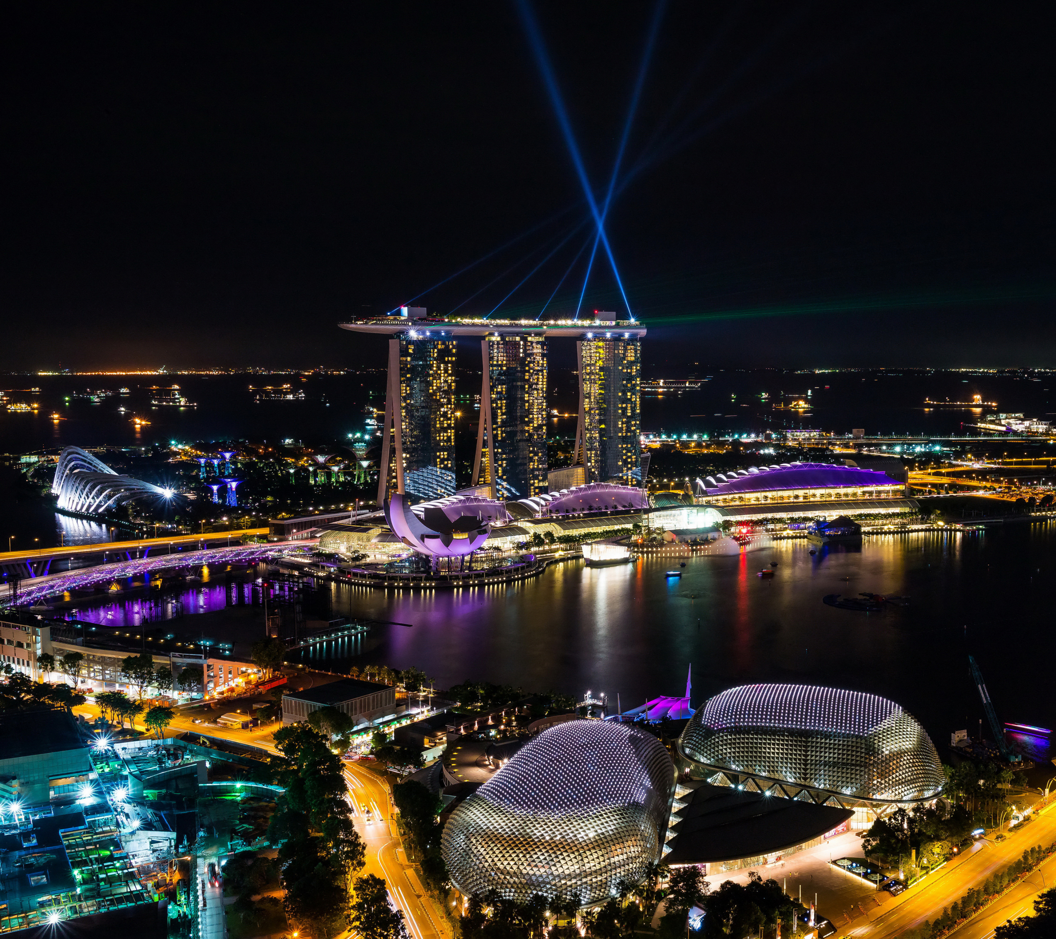PCデスクトップに都市, 街, 建物, 光, シンガポール, 夜, マンメイド, マリーナベイサンズ画像を無料でダウンロード
