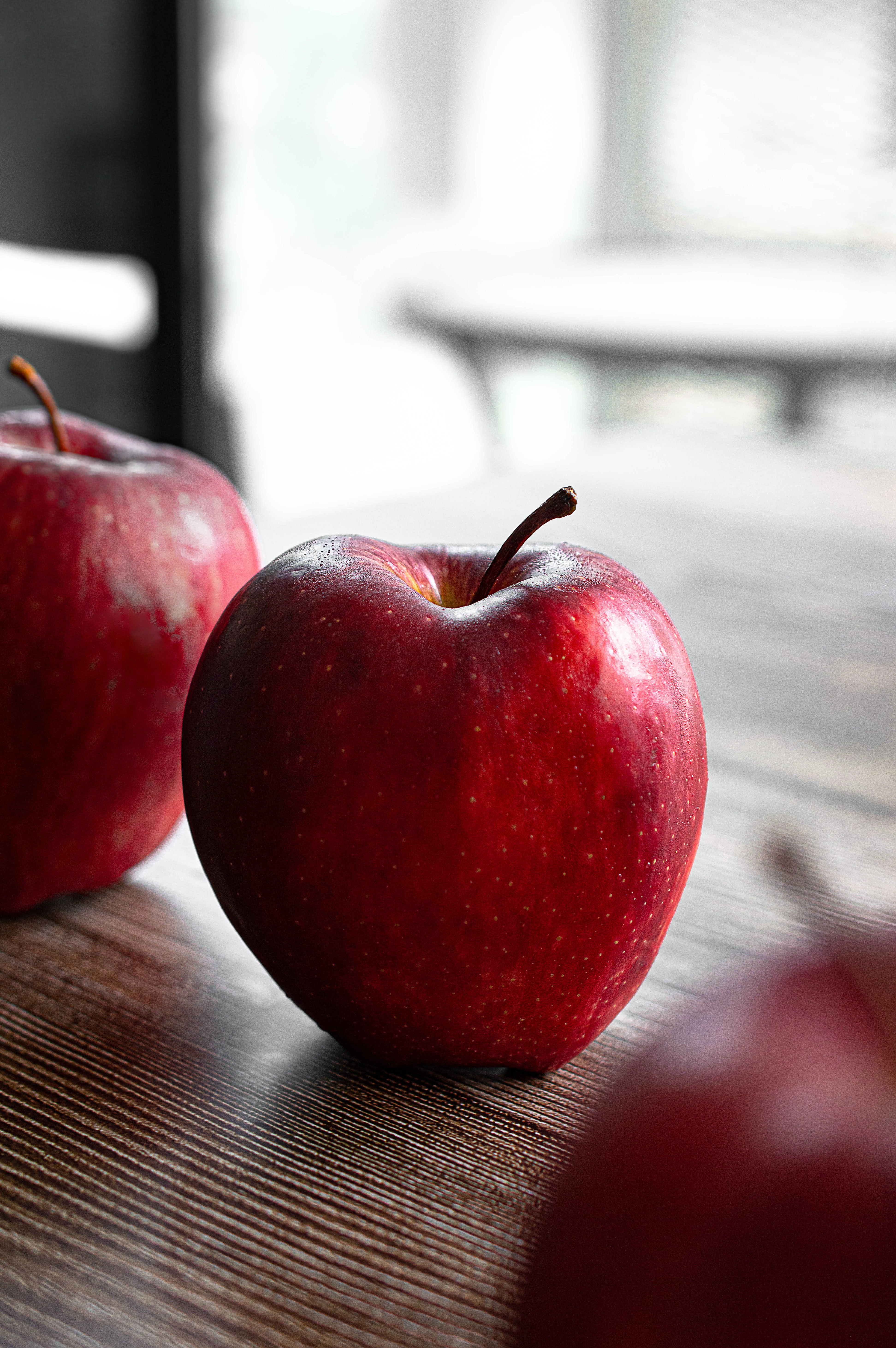 71527 скачать обои яблоко, фрукт, еда, красный, поверхность - заставки и картинки бесплатно