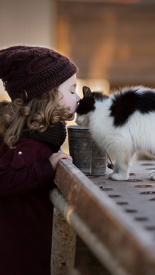 Скачать картинку Кот, Кошка, Ребенок, Блондинка, Шляпа, Фотографии, Малышка в телефон бесплатно.