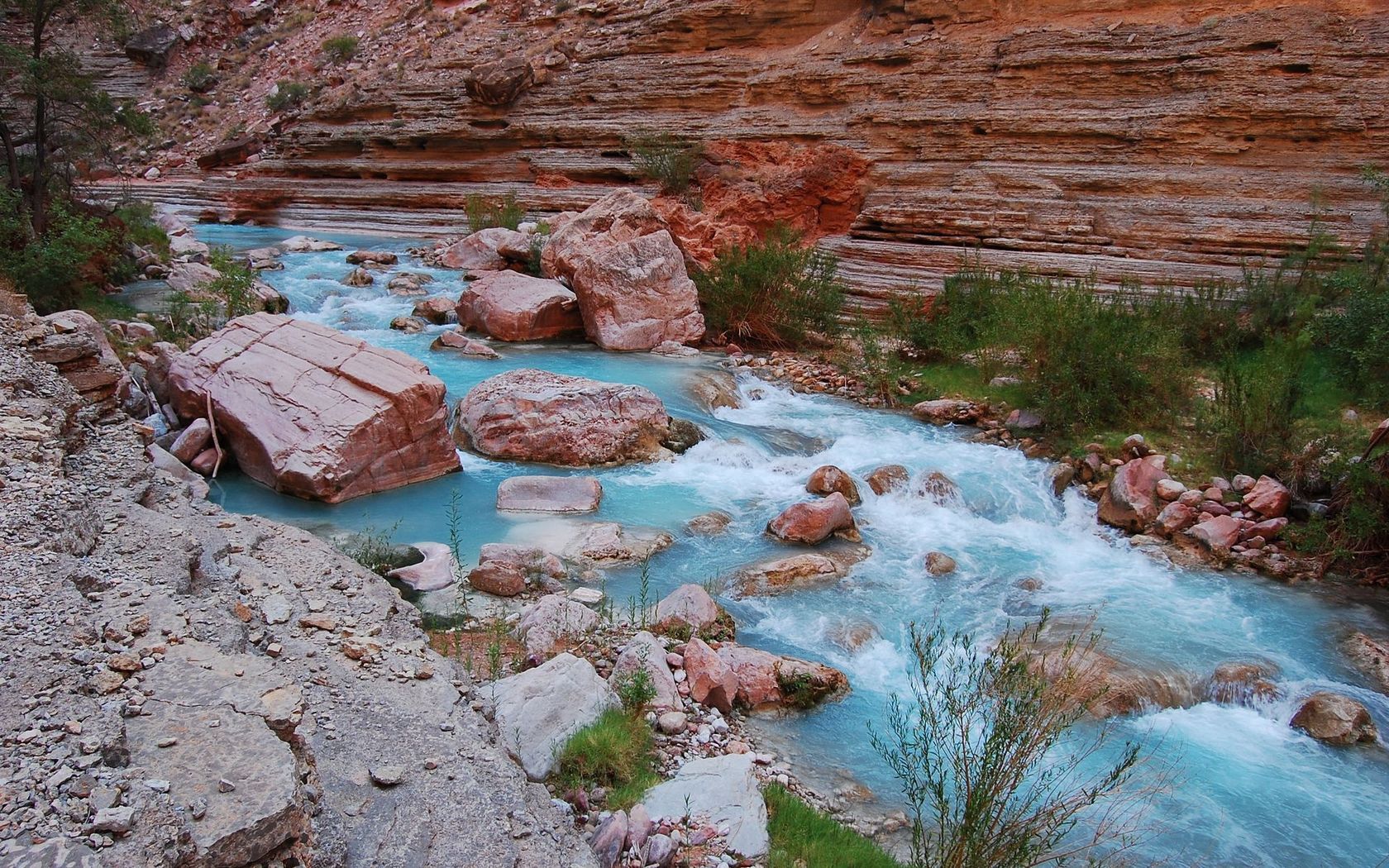 68181 скачать обои голубая вода, река, природа, трава, камни, скалы, зелень, горная - заставки и картинки бесплатно