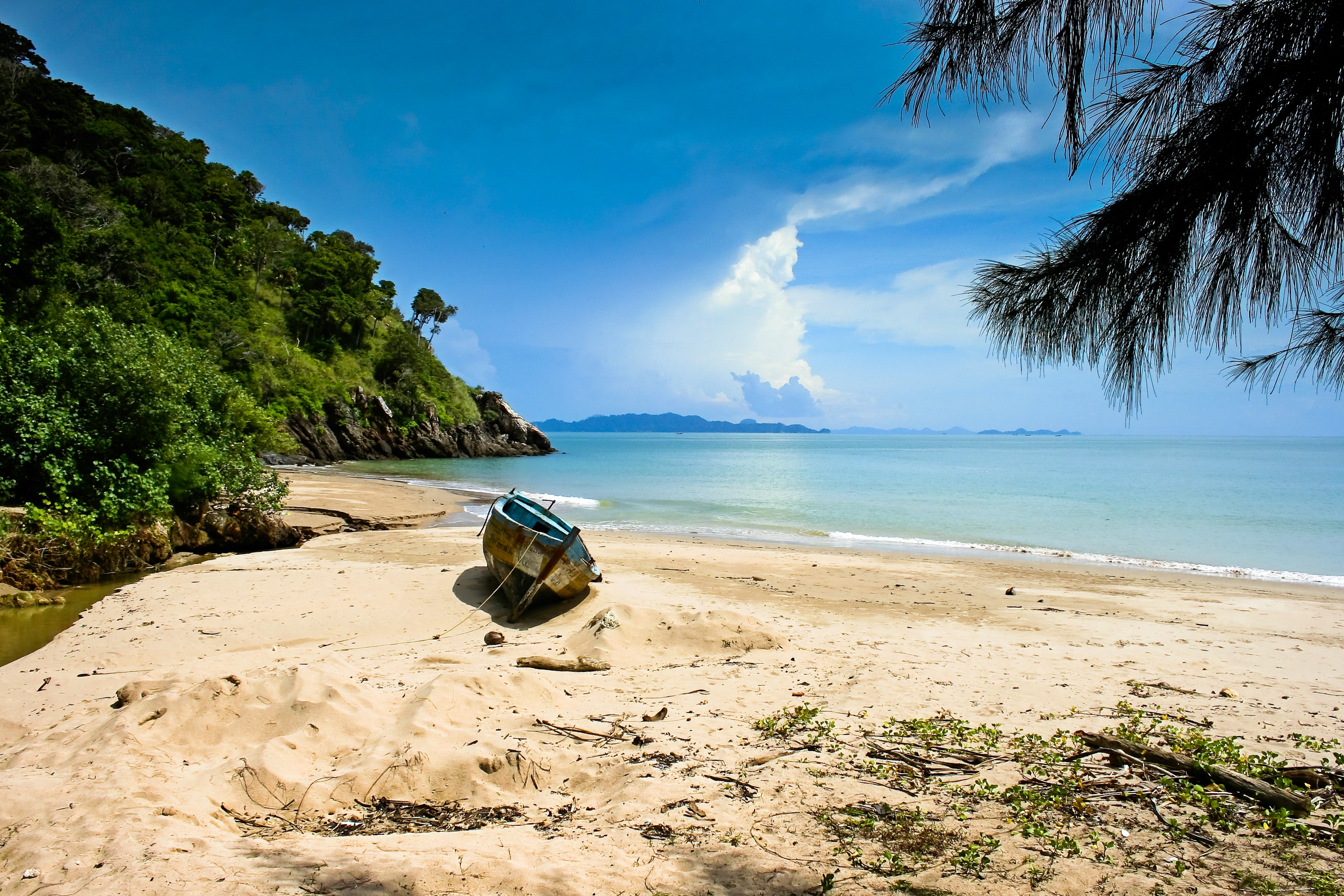 Handy-Wallpaper Strand, Boot, Tropen, Fotografie, Thailand, Meer, Feiertag, Insel Lanta kostenlos herunterladen.