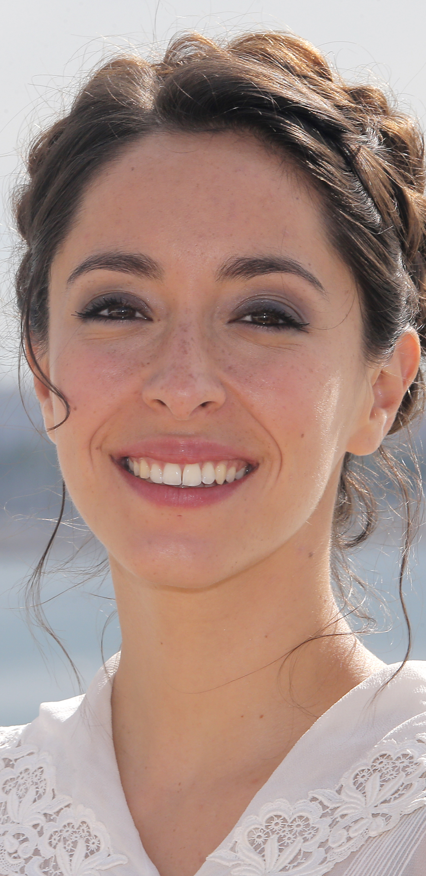 Download mobile wallpaper Smile, Face, Brunette, Celebrity, Brown Eyes, Actress, Oona Chaplin for free.