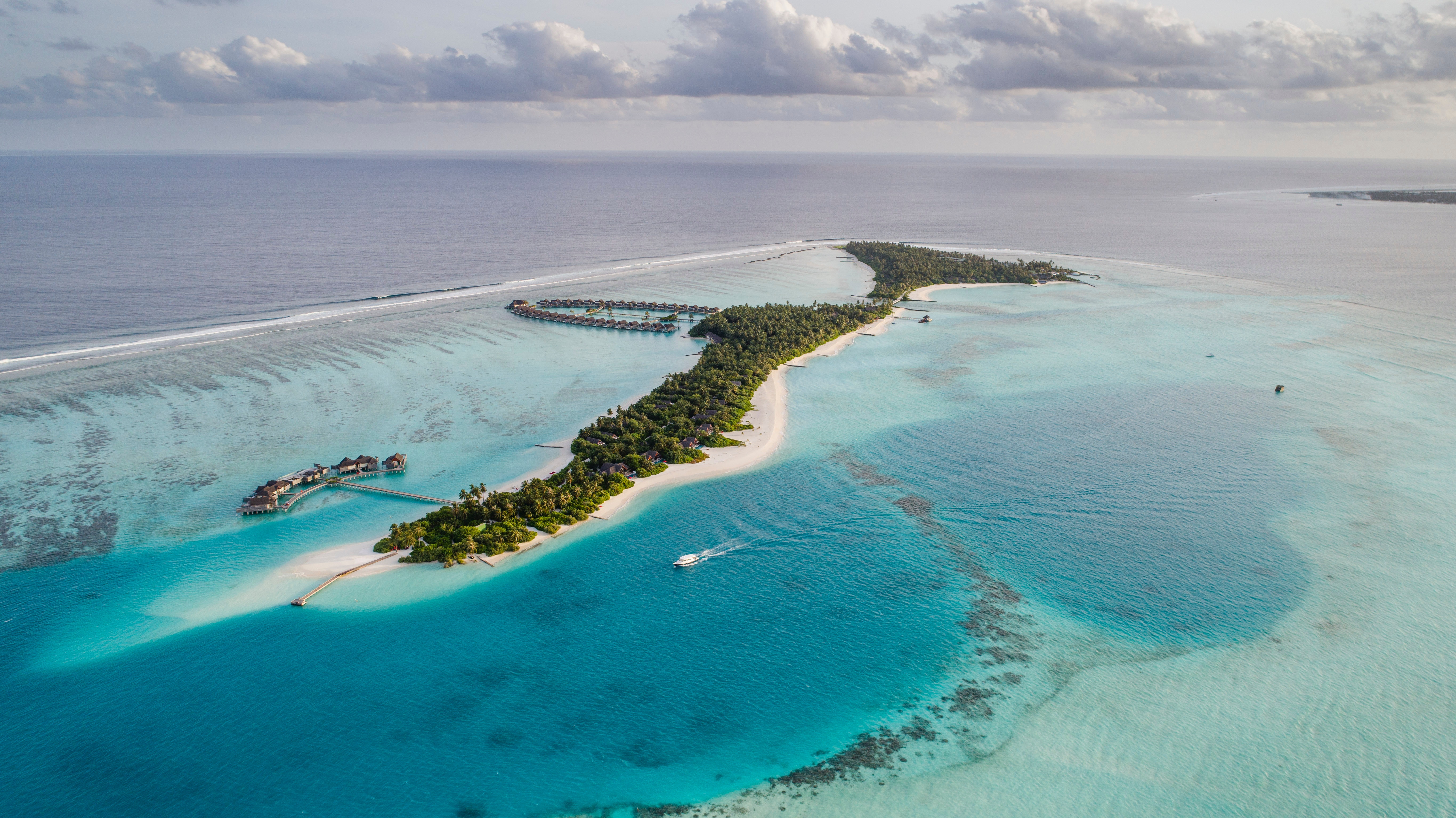Скачать картинку Мальдивы, Природа, Небо, Вид Сверху, Горизонт, Остров, Океан в телефон бесплатно.