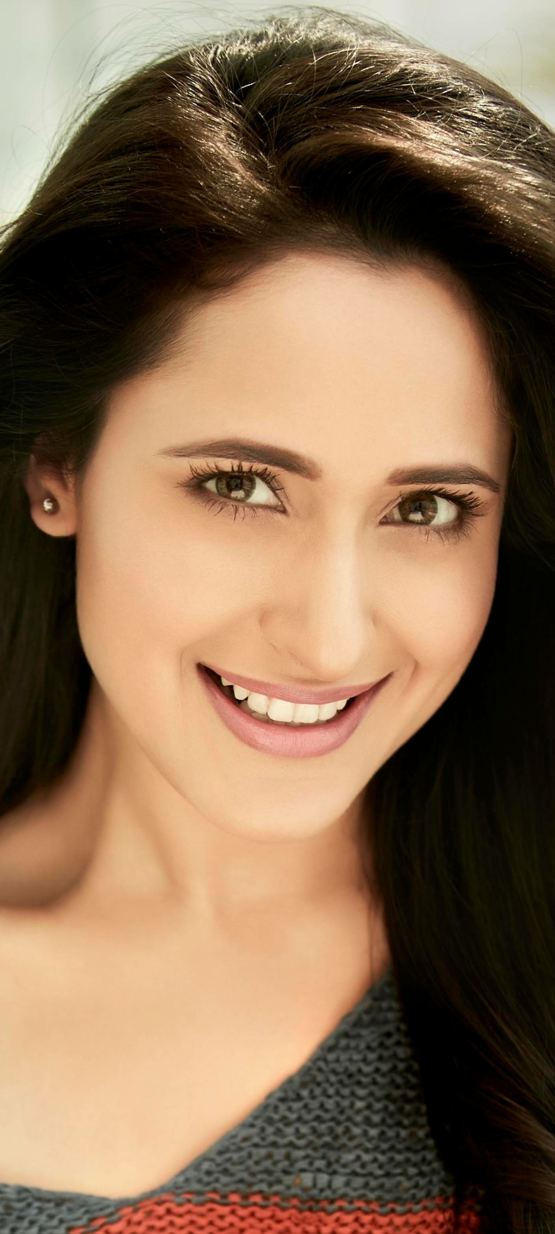 Descarga gratuita de fondo de pantalla para móvil de Celebridades, Pragya Jaiswal.