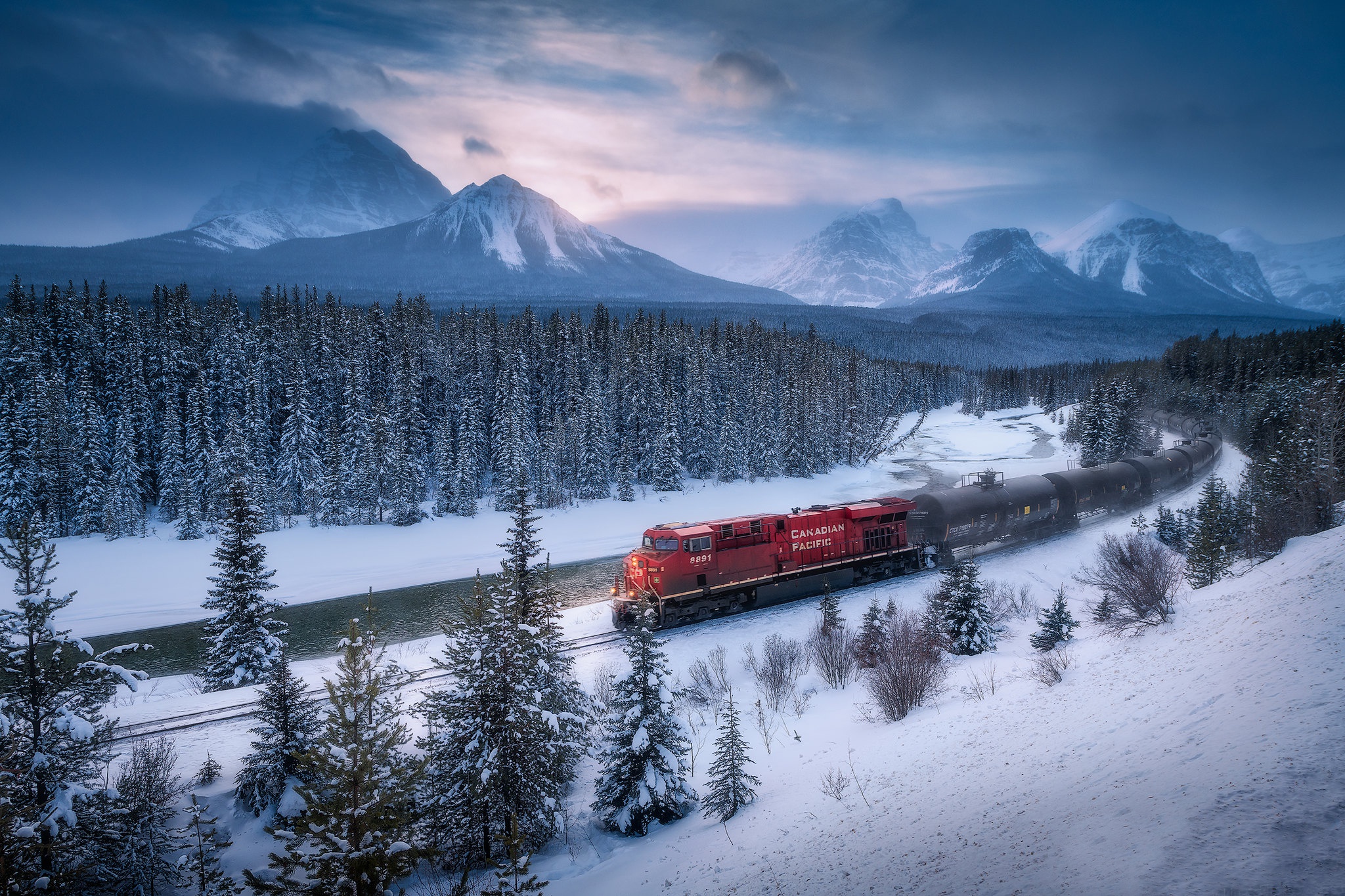Handy-Wallpaper Winter, Schnee, Kanada, Wald, Gebirge, Zug, Banff Nationalpark, Fahrzeuge kostenlos herunterladen.
