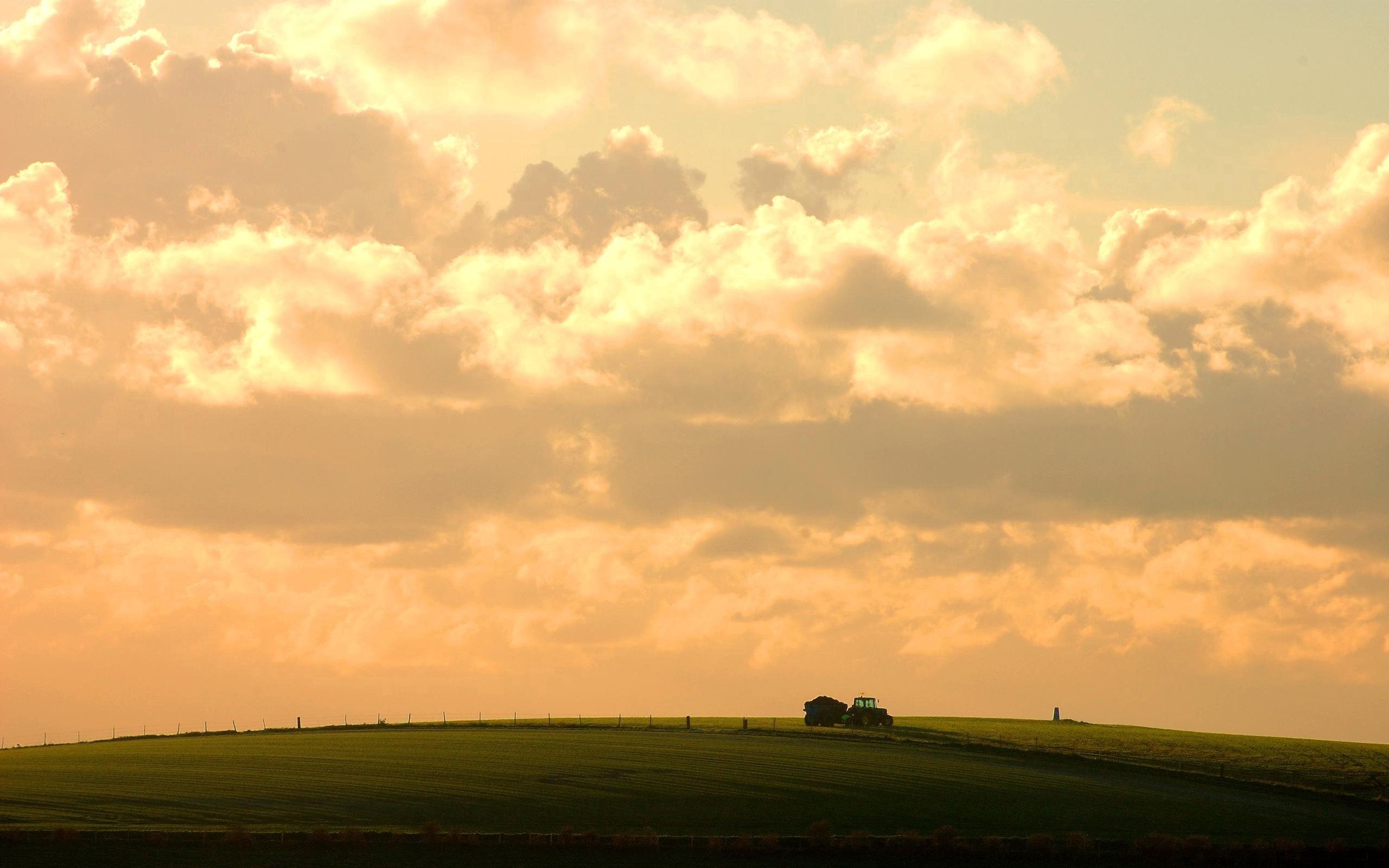 Handy-Wallpaper Clouds, Dorf, Natur, Sky, Feld, Traktor kostenlos herunterladen.