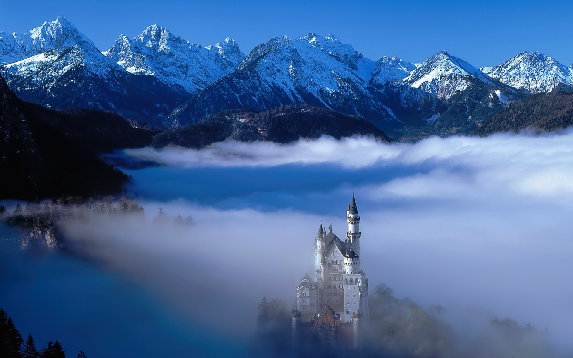 348900 descargar fondo de pantalla hecho por el hombre, castillo de neuschwanstein, niebla, montaña, castillos: protectores de pantalla e imágenes gratis