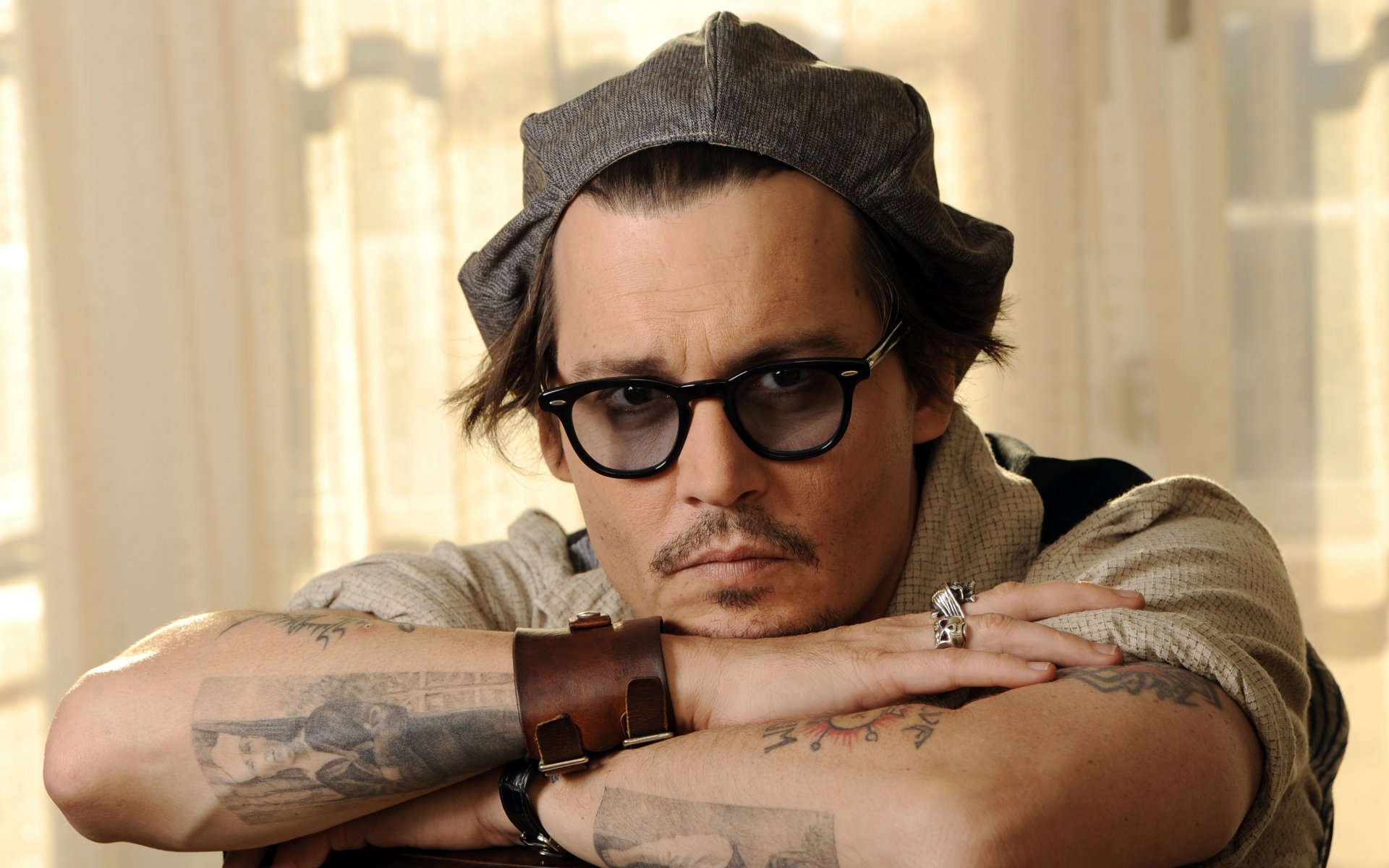 Laden Sie das Schauspieler, Johnny Depp, Tätowierung, Deckel, Brille, Hut, Berühmtheiten-Bild kostenlos auf Ihren PC-Desktop herunter