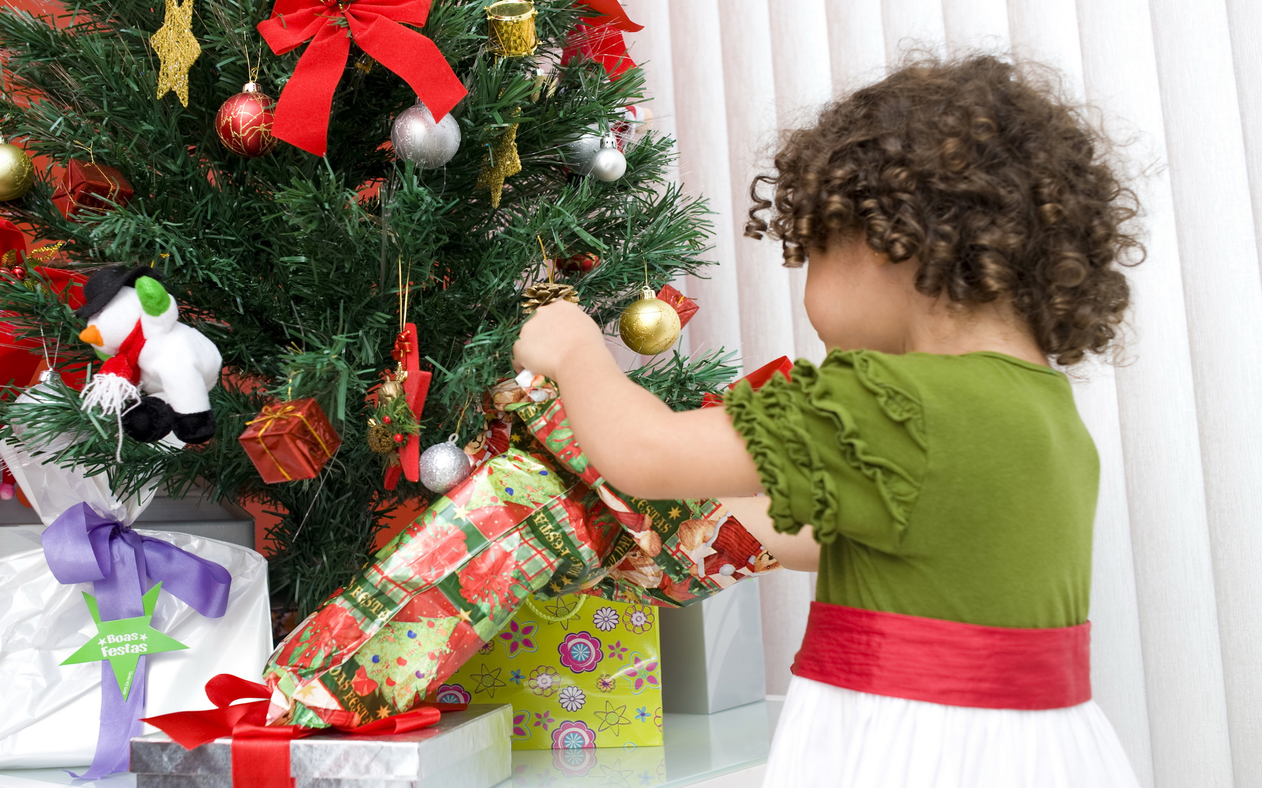 Laden Sie das Feiertage, Weihnachten, Geschenk, Kind, Weihnachtsschmuck-Bild kostenlos auf Ihren PC-Desktop herunter