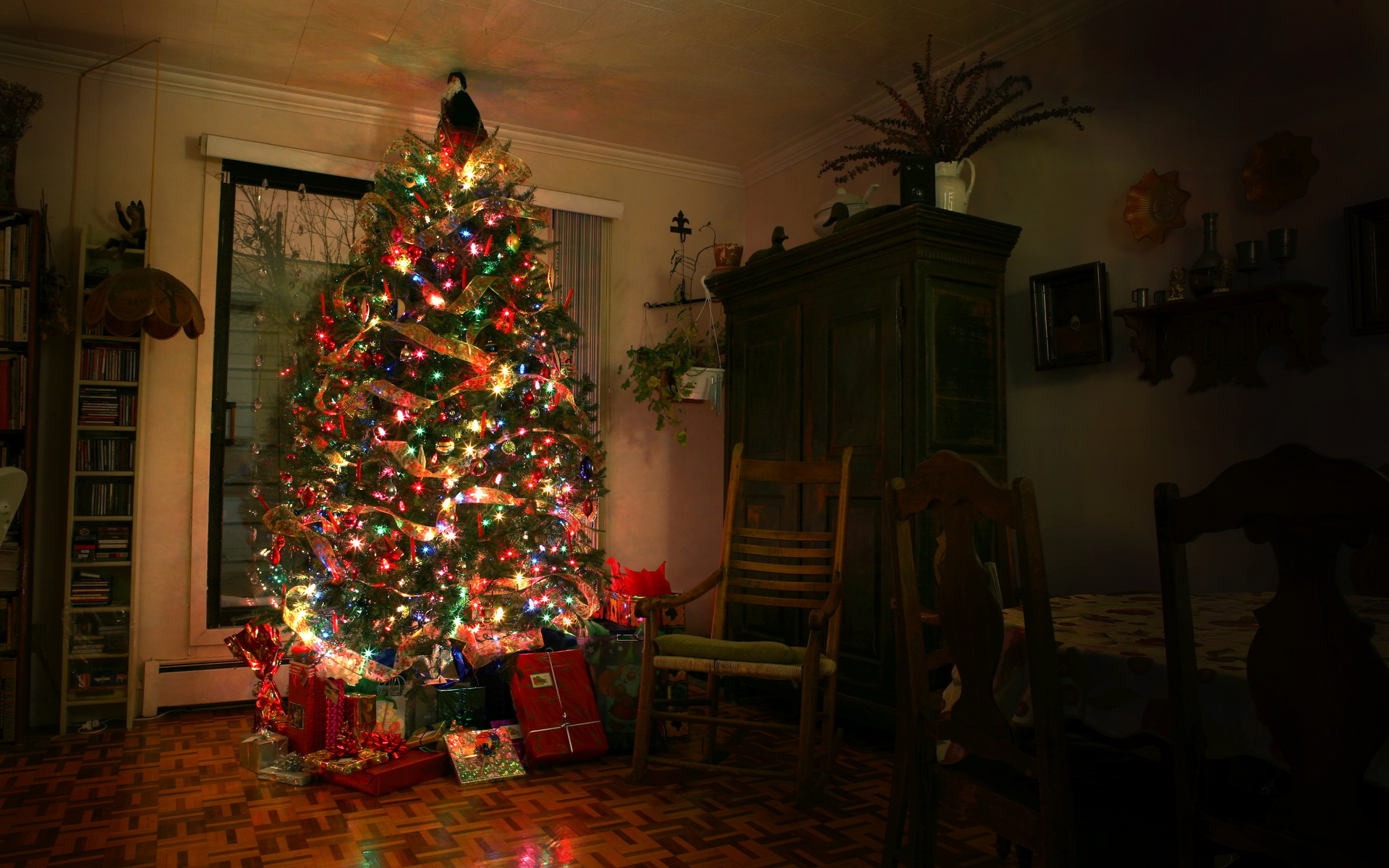 Téléchargez des papiers peints mobile Cadeau, Décorations De Noël, Noël, Lumières De Noël, Sapin De Noël, Vacances gratuitement.