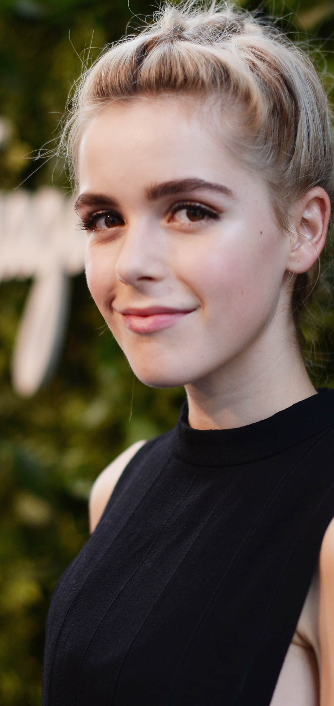 Descarga gratuita de fondo de pantalla para móvil de Celebridades, Kiernan Shipka.