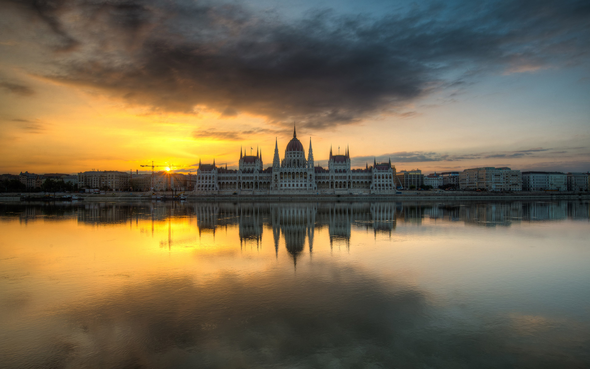 Descarga gratuita de fondo de pantalla para móvil de Parlamento De Budapest, Budapest, Monumentos, Hecho Por El Hombre, Agua, Reflejo, Atardecer, Ciudad.