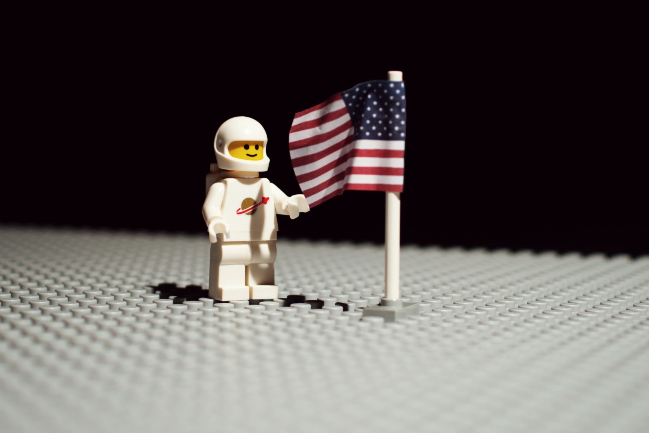 Скачать обои бесплатно Игрушка, Флаг, Фигурка, Космонавт, Астронавт, Продукты, Лего картинка на рабочий стол ПК