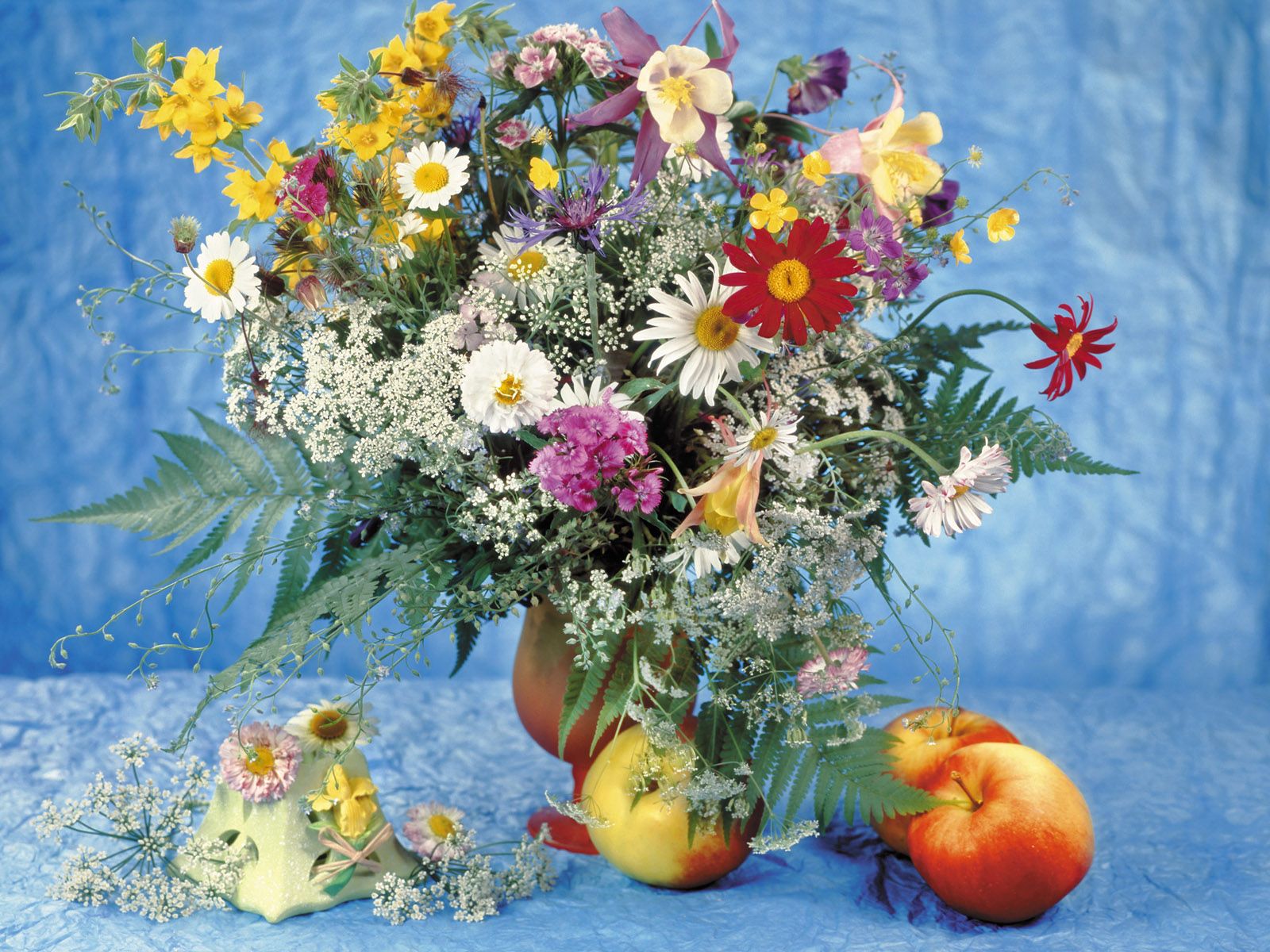 117117 скачать картинку цветы, яблоки, букет, стол, ваза, маргаритки - обои и заставки бесплатно