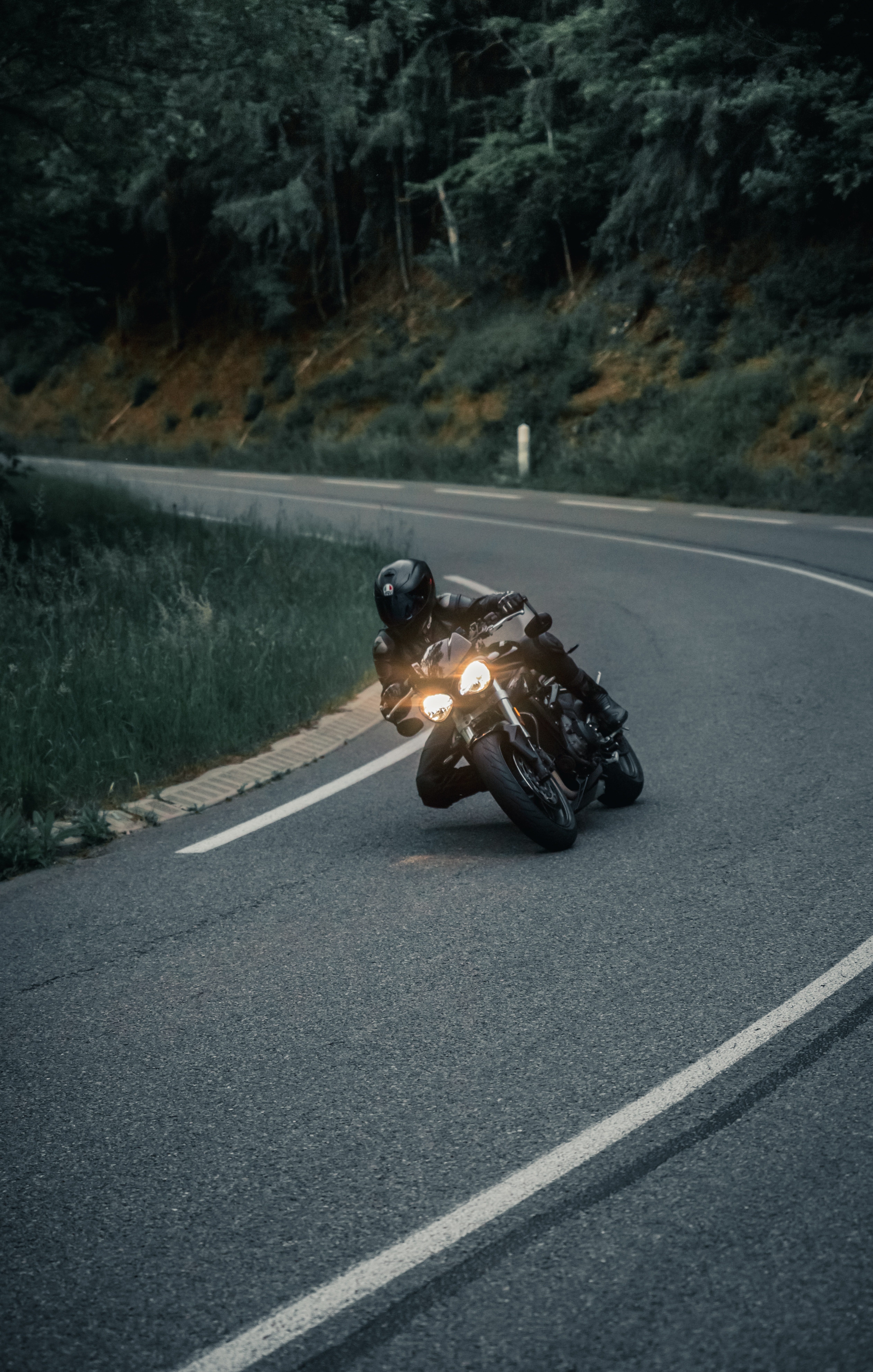 59207 descargar fondo de pantalla motociclista, carreras, motocicletas, casco, resplandor, resplandecer, faro, motocicleta: protectores de pantalla e imágenes gratis