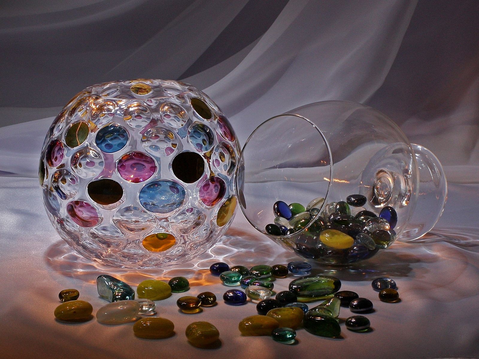 79834 скачать обои камни, ваза, разноцветный, 3d, шары, стекло - заставки и картинки бесплатно