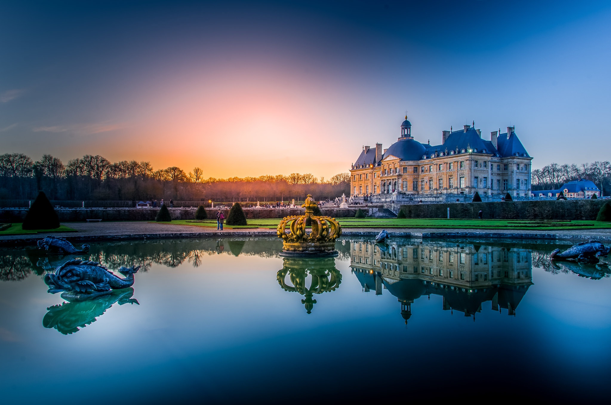 Laden Sie das Brunnen, Park, Frankreich, Teich, Palast, Menschengemacht, Spiegelung, Paläste-Bild kostenlos auf Ihren PC-Desktop herunter