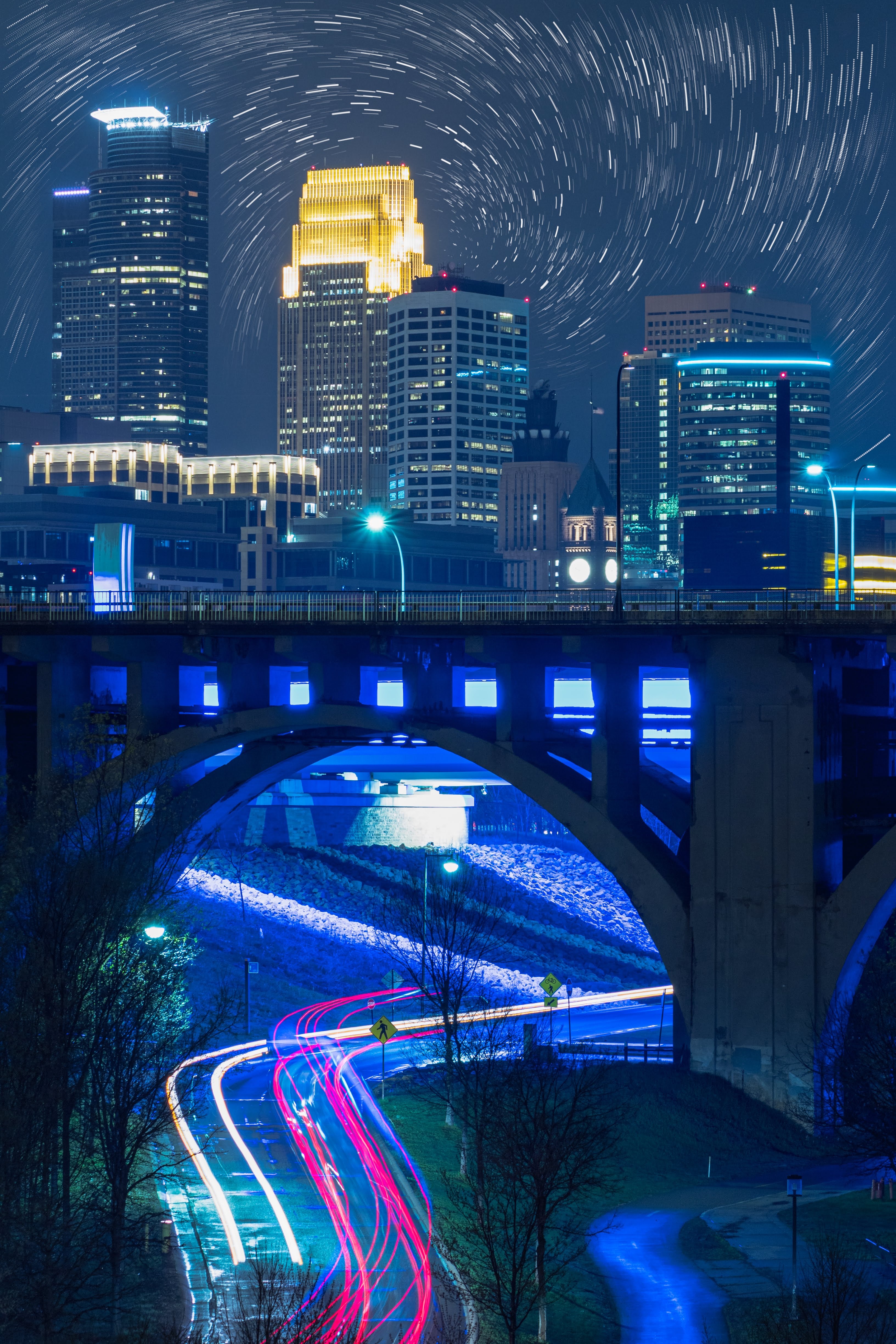 Baixe gratuitamente a imagem Noite, Cidade, Prédio, Edifício, As Luzes, Luzes, Estrada, Ponte, Cidades, Caminho na área de trabalho do seu PC