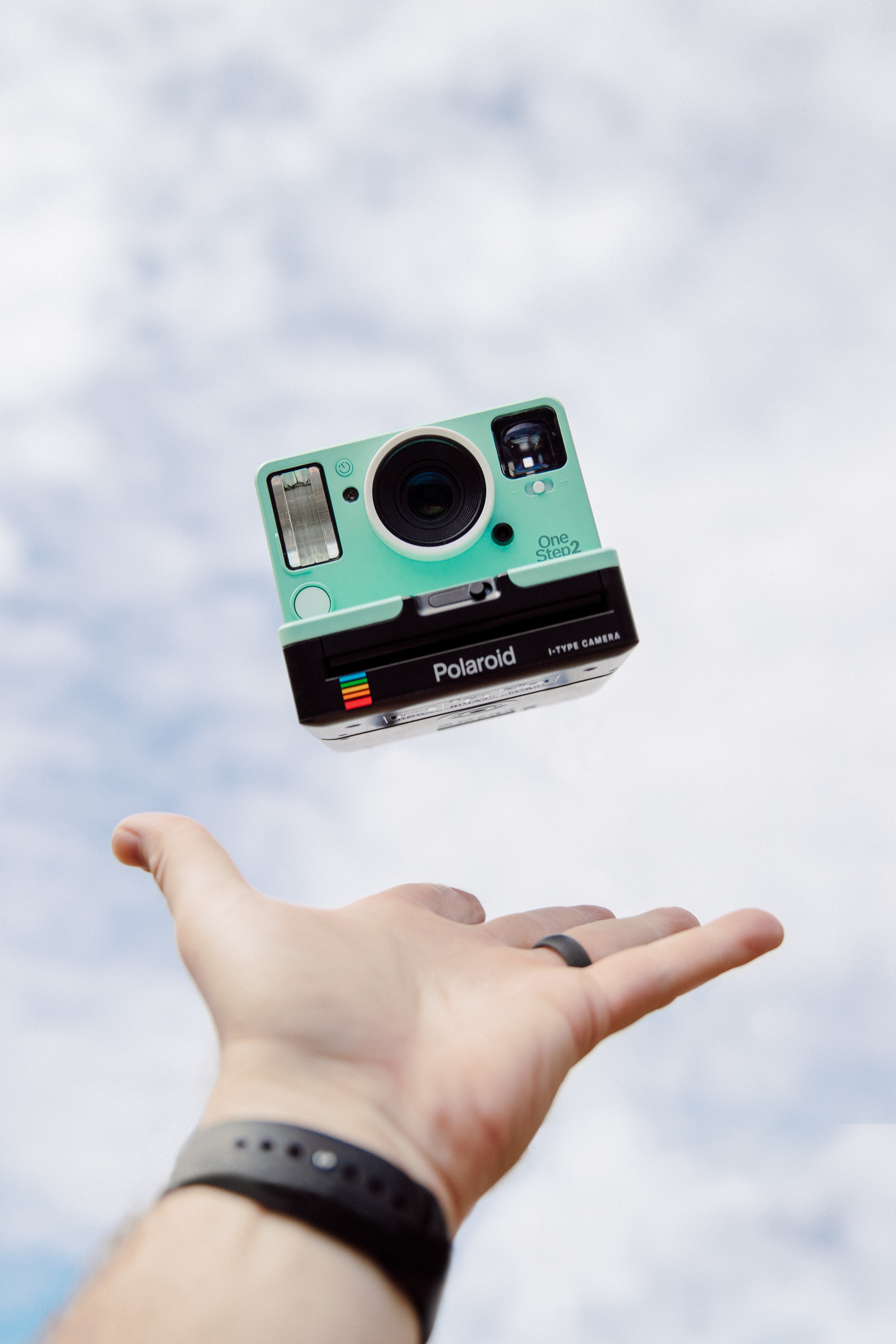 96097 скачать картинку фотоаппарат, небо, рука, разное, полароид - обои и заставки бесплатно