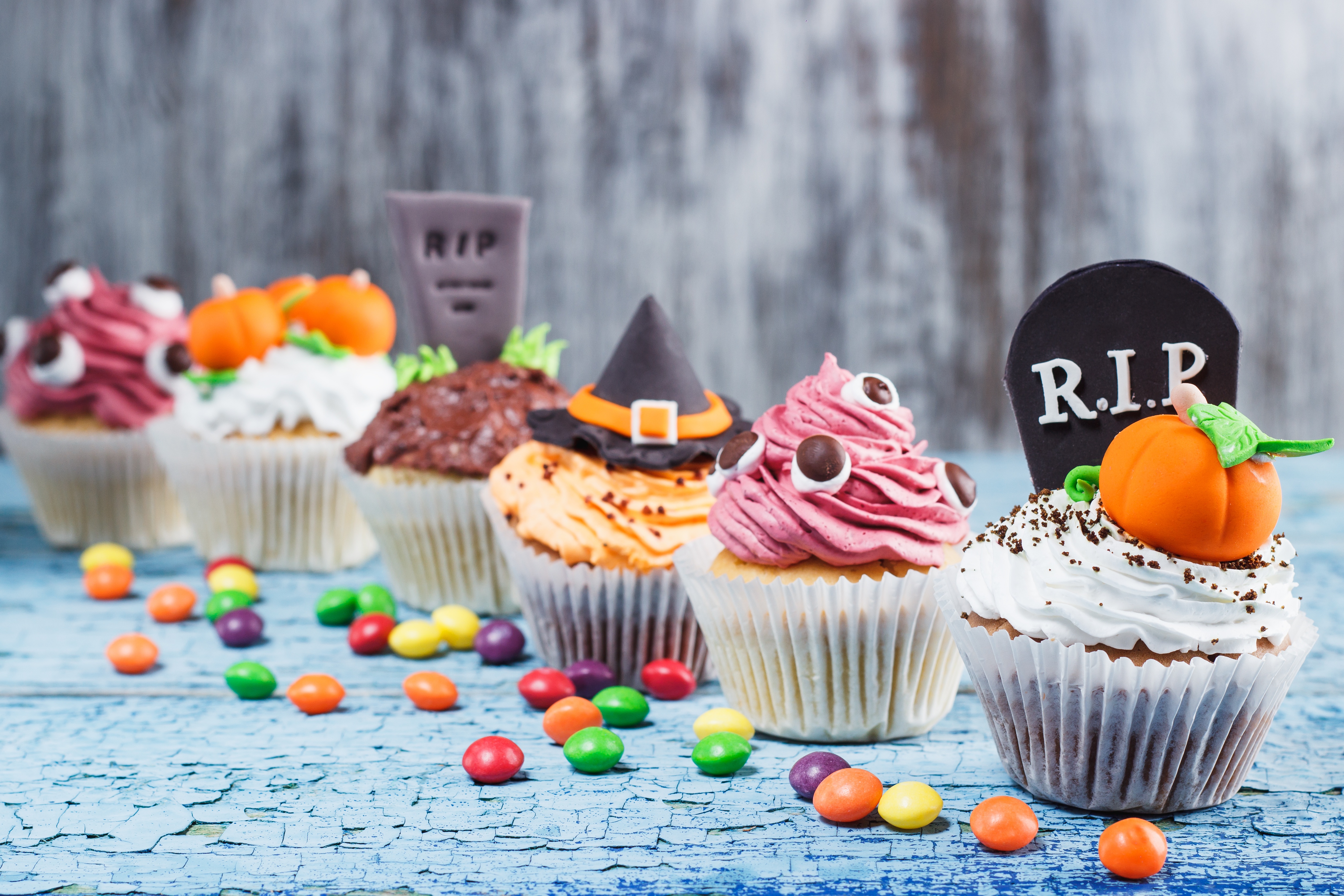 Handy-Wallpaper Halloween, Creme, Cupcake, Süßwaren, Nahrungsmittel, Stillleben kostenlos herunterladen.