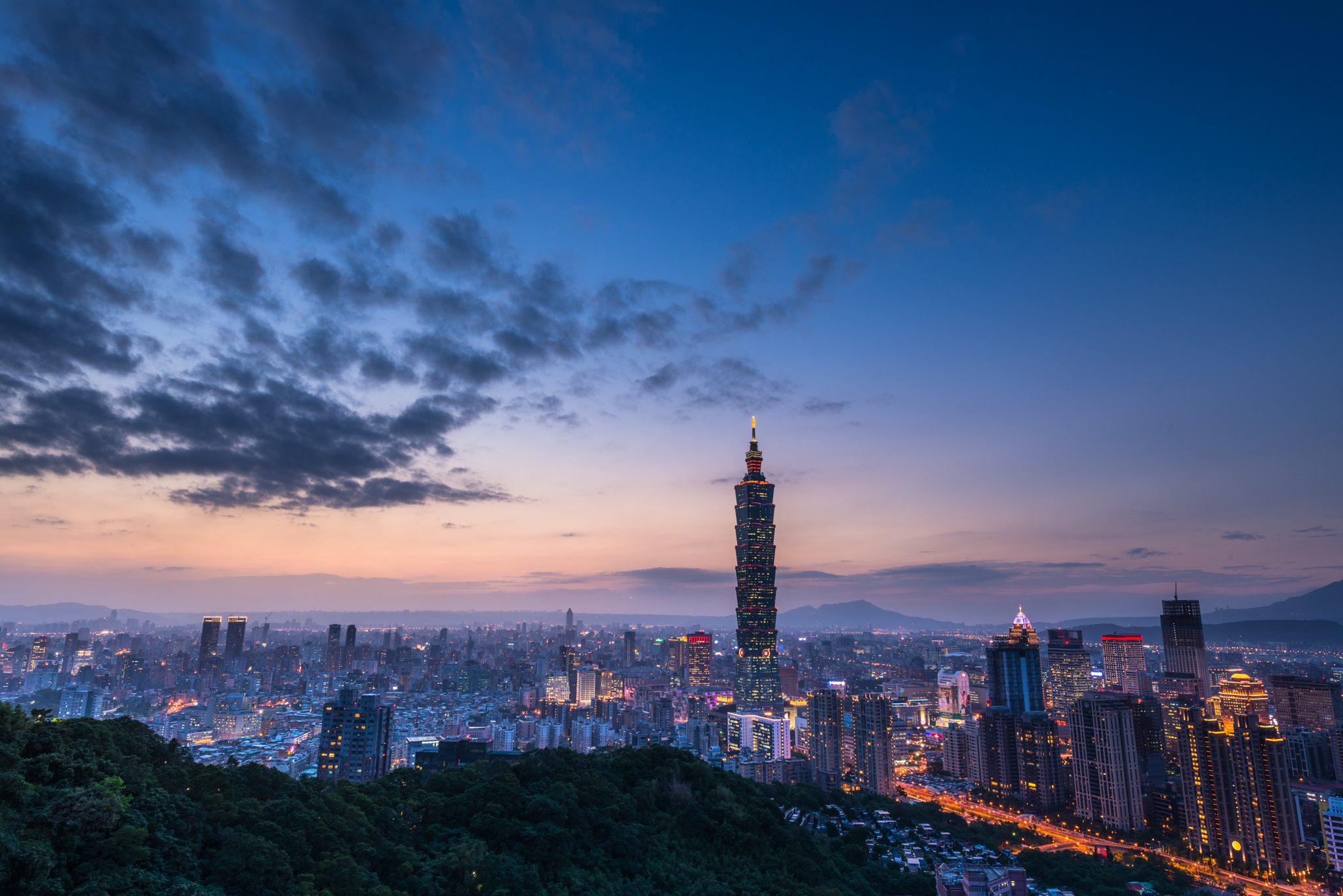 357195 скачать картинку небоскрёб, города, сделано человеком, тайбэй, город, городской пейзаж, ландшафт, ночь, небо, тайбэй 101, тайвань - обои и заставки бесплатно