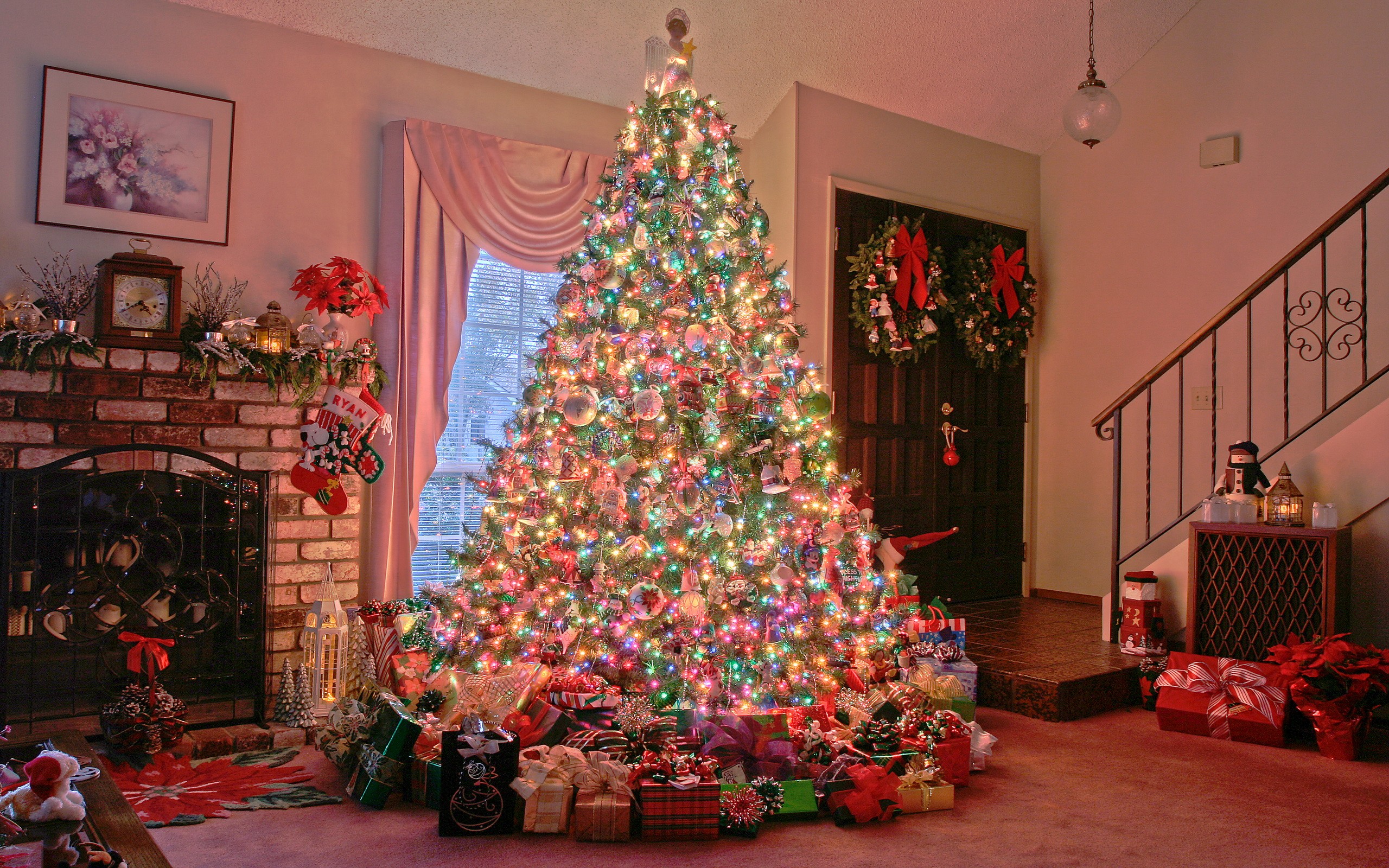 167482 скачать картинку подарки, рождество, рождественская елка, рождественские украшения, рождественские огни, праздничные - обои и заставки бесплатно