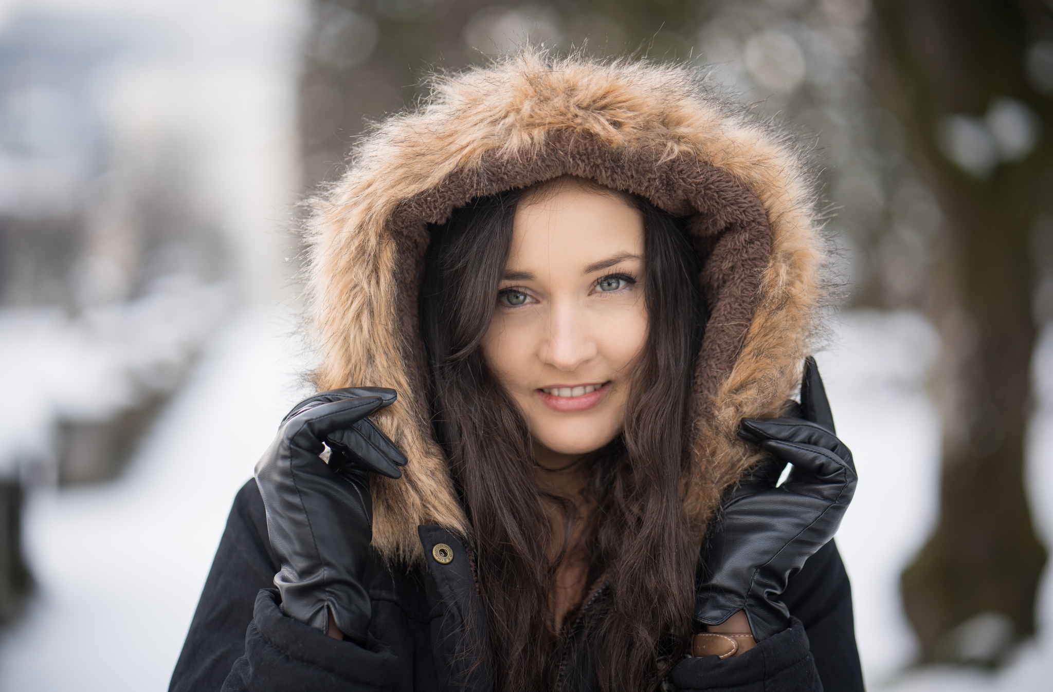 Baixe gratuitamente a imagem Sorriso, Olhos Azuis, Modelo, Capuz, Mulheres, Enfrentar, Cabelo Castanho, Profundidade De Campo na área de trabalho do seu PC